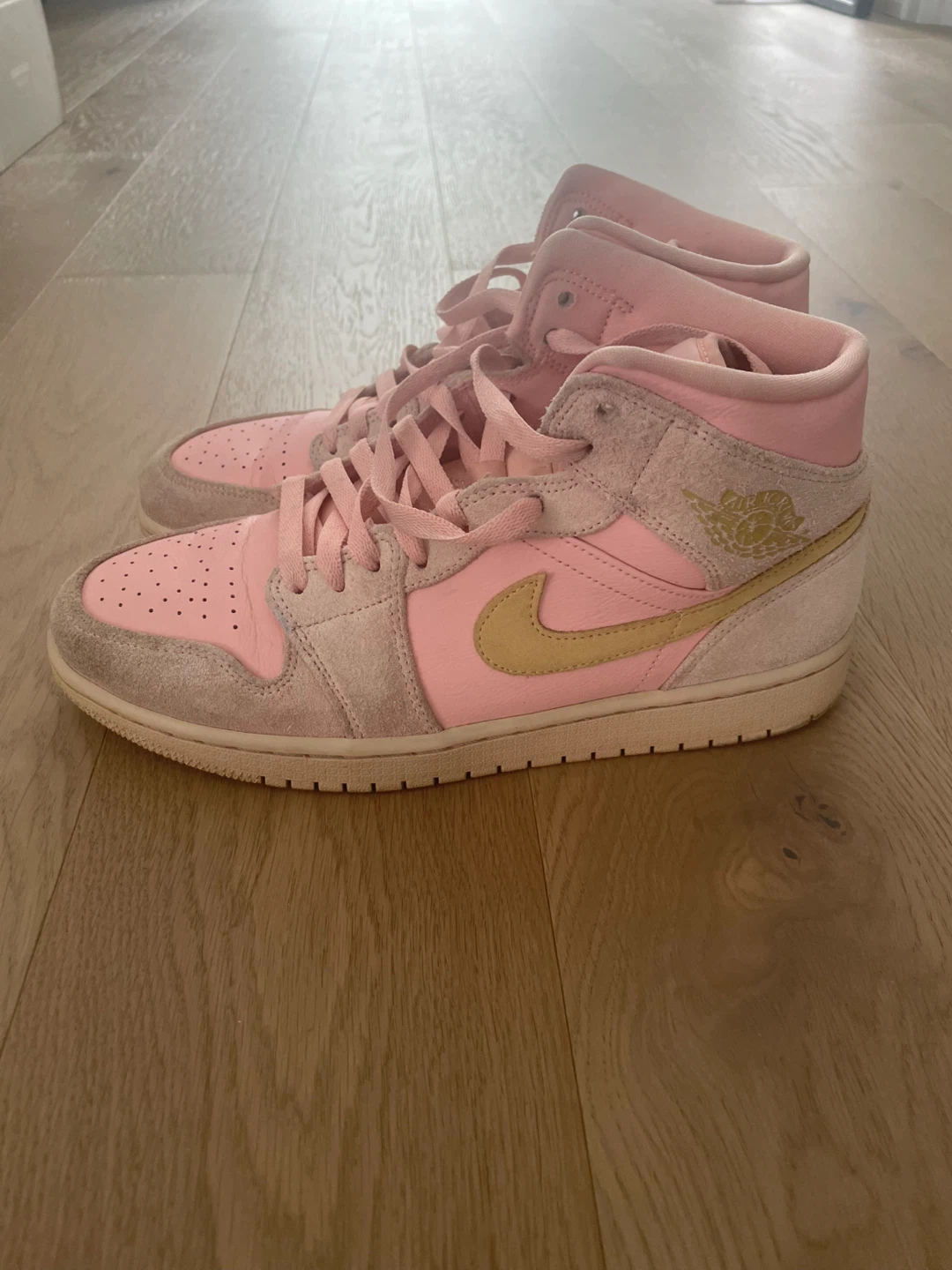 Air Jordan 1 Mid Pink & Gold Sneakers