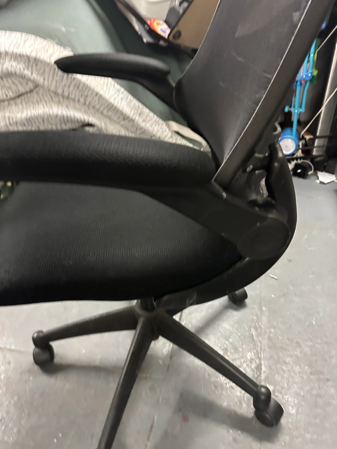 Black Mesh Office Chair - photo 2