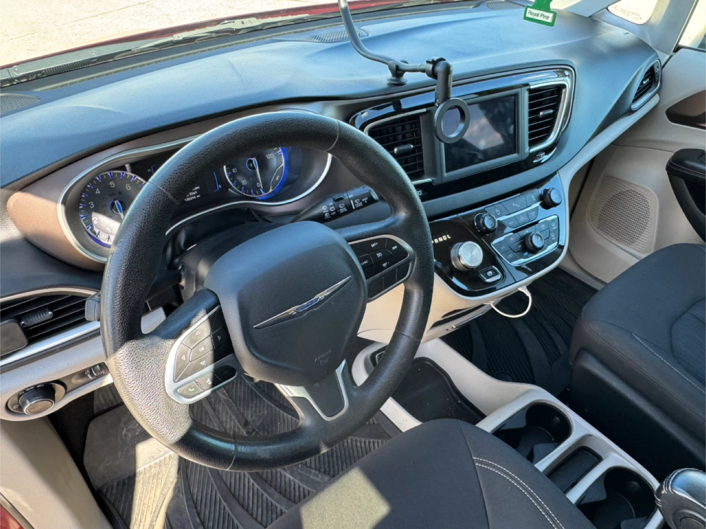 20 Chrysler Voyager Minivan - photo 5