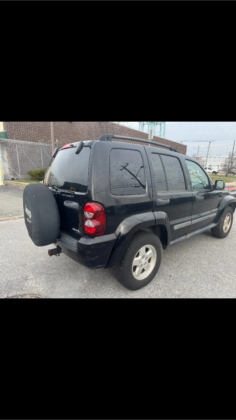 2007 Black Jeep Liberty SUV - photo 4