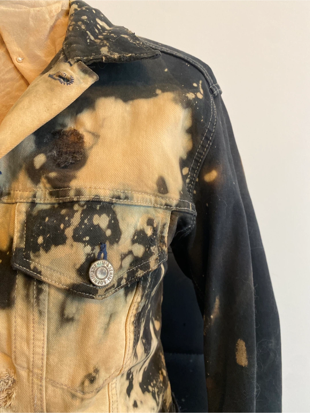 Hand distressed denim jacket - photo 4