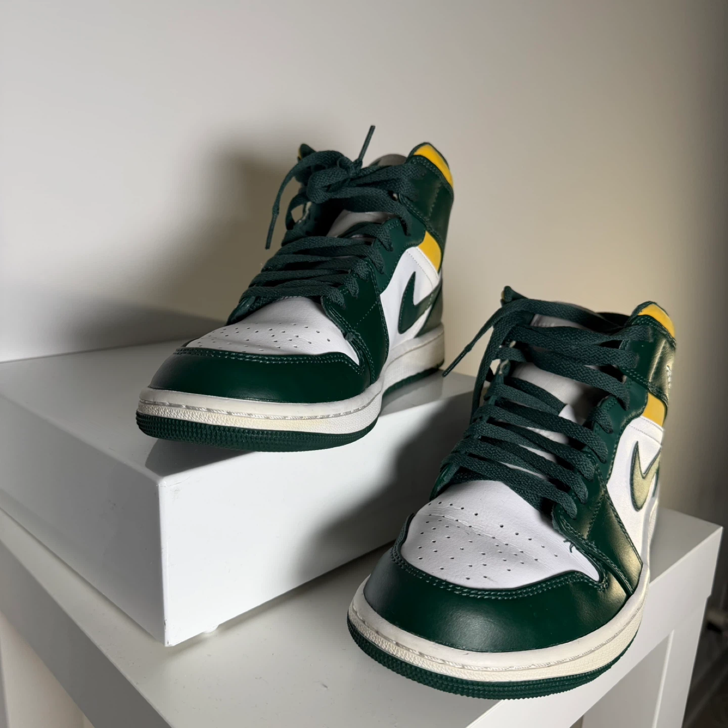 Air Jordan 1 Mid SE 'Pine Green' Sneakers - photo 2