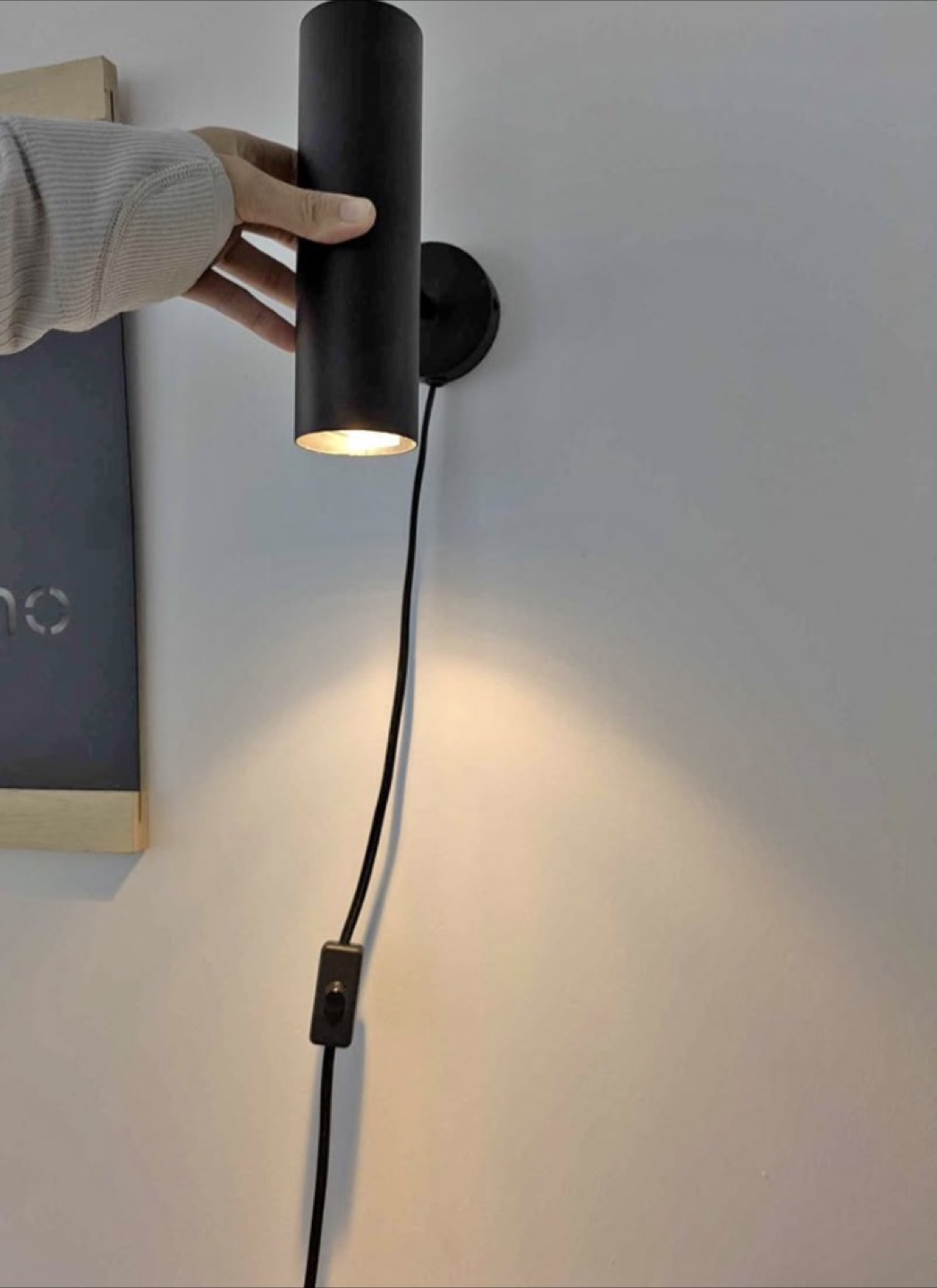 Wall sconce plug in