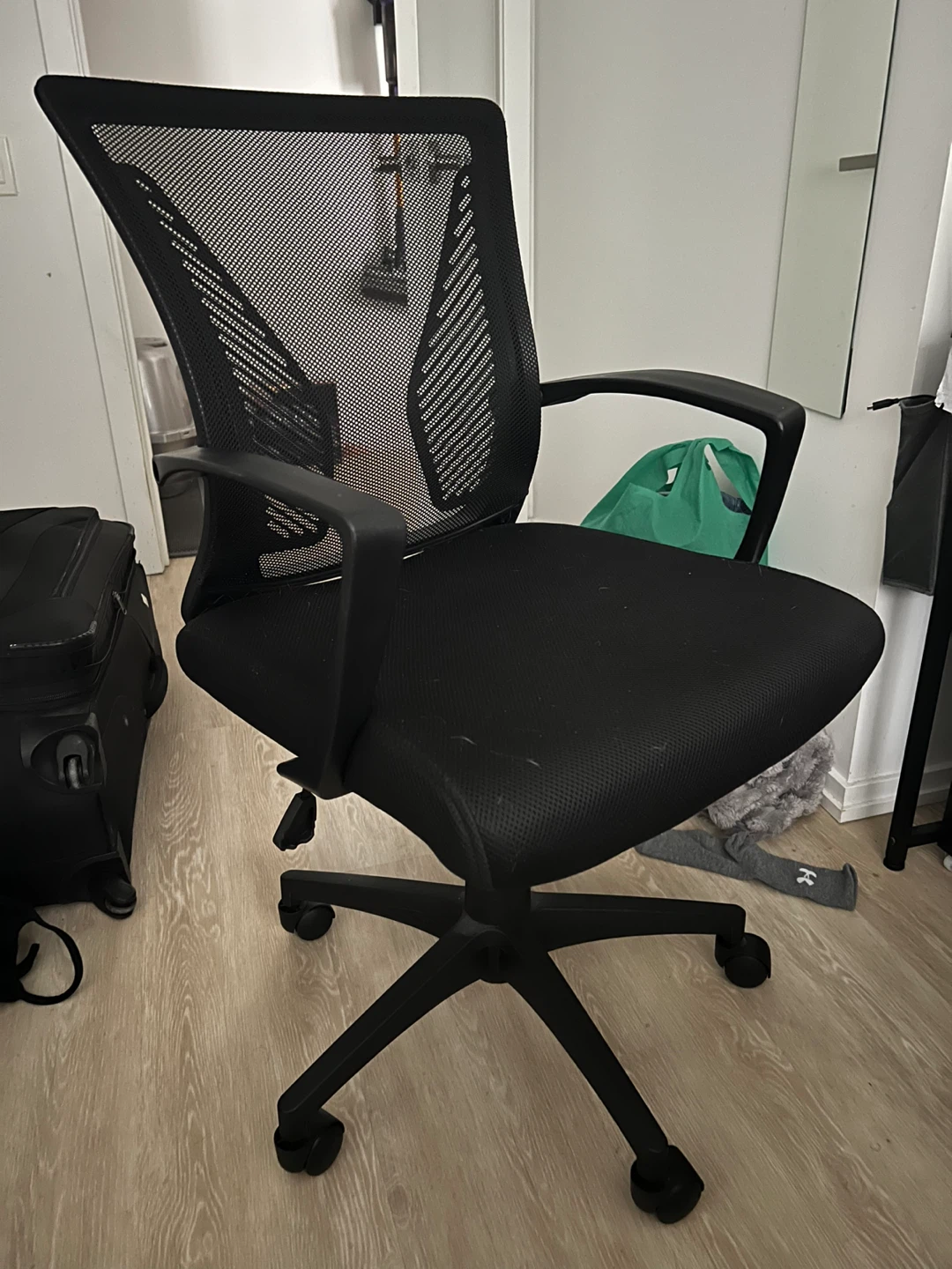 Swivelling Office Chair - Black
