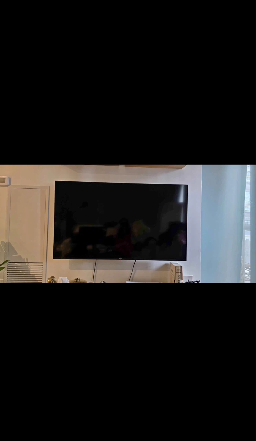 55” Hisense Roku Smart TV – Excellent Condition with Wall Mount
