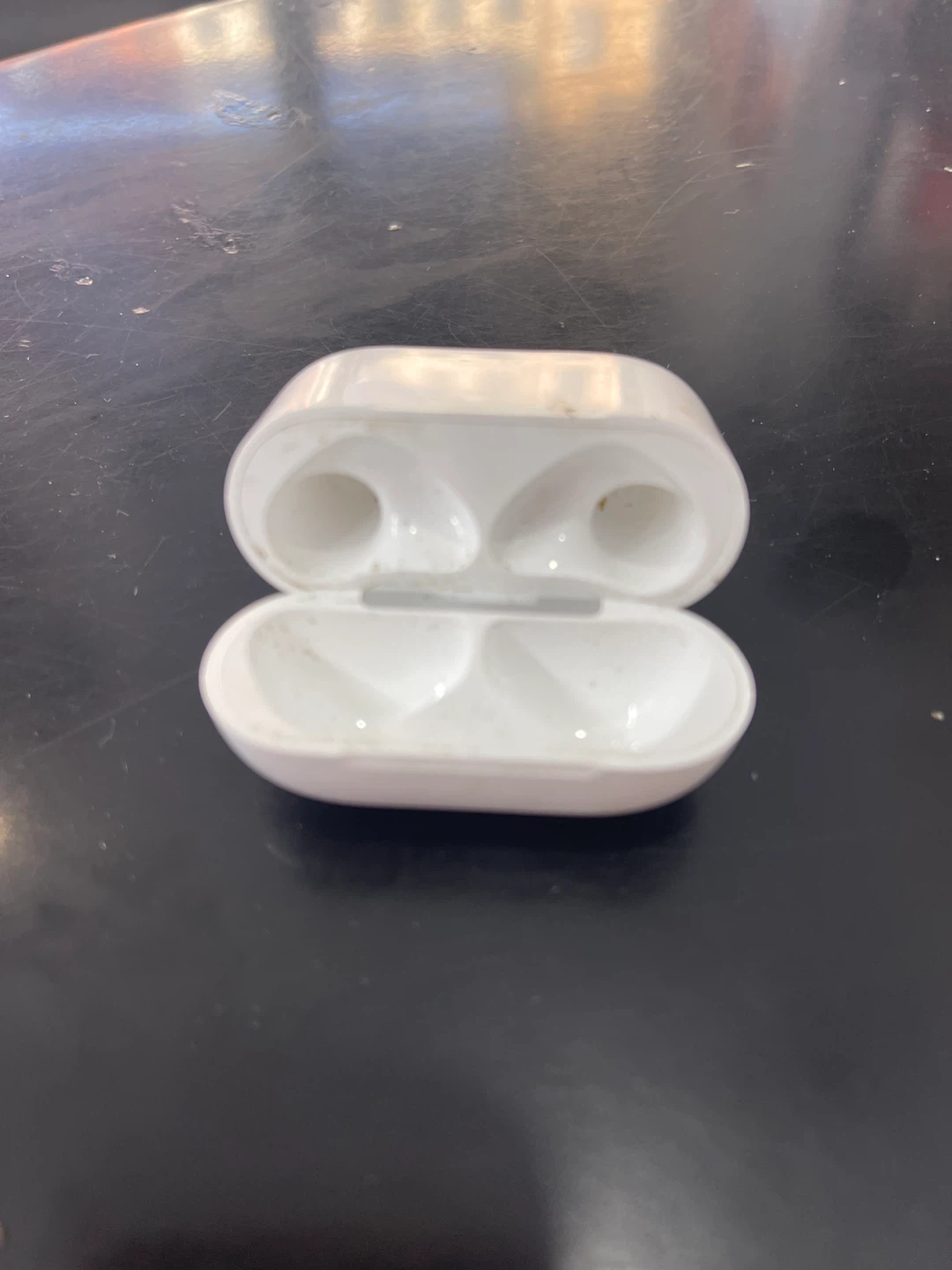 Apple AirPods Pro Charging Case - White - photo 3
