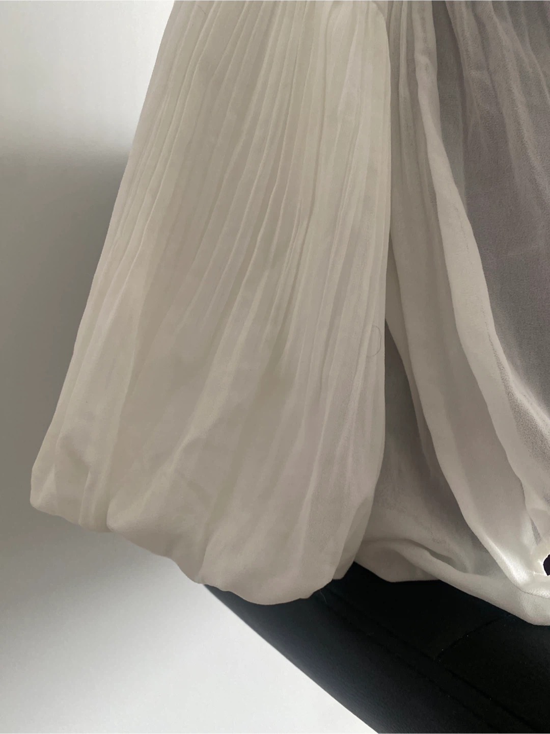 Giorgia & Johns white pleated flowy v-neck blouse - photo 2