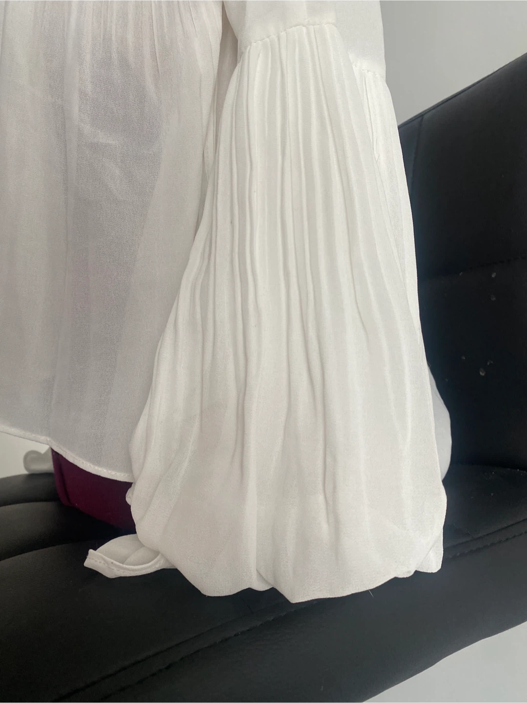 Giorgia & Johns white pleated flowy v-neck blouse - photo 3