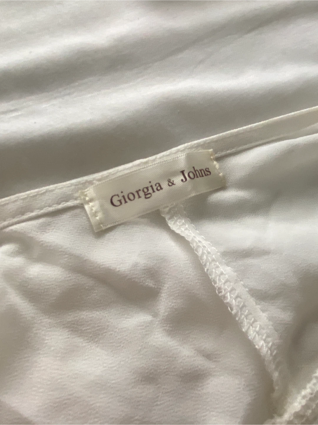 Giorgia & Johns white pleated flowy v-neck blouse - photo 4