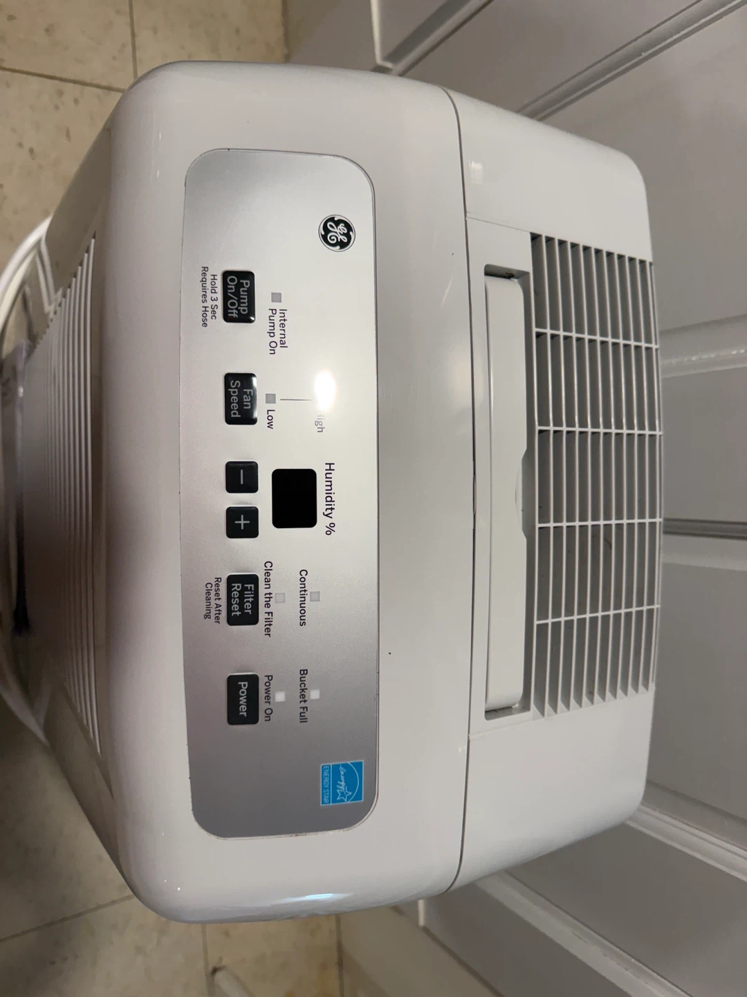 GE Dehumidifier APEL70TLTL1 - 70 Pints/Day - photo 2