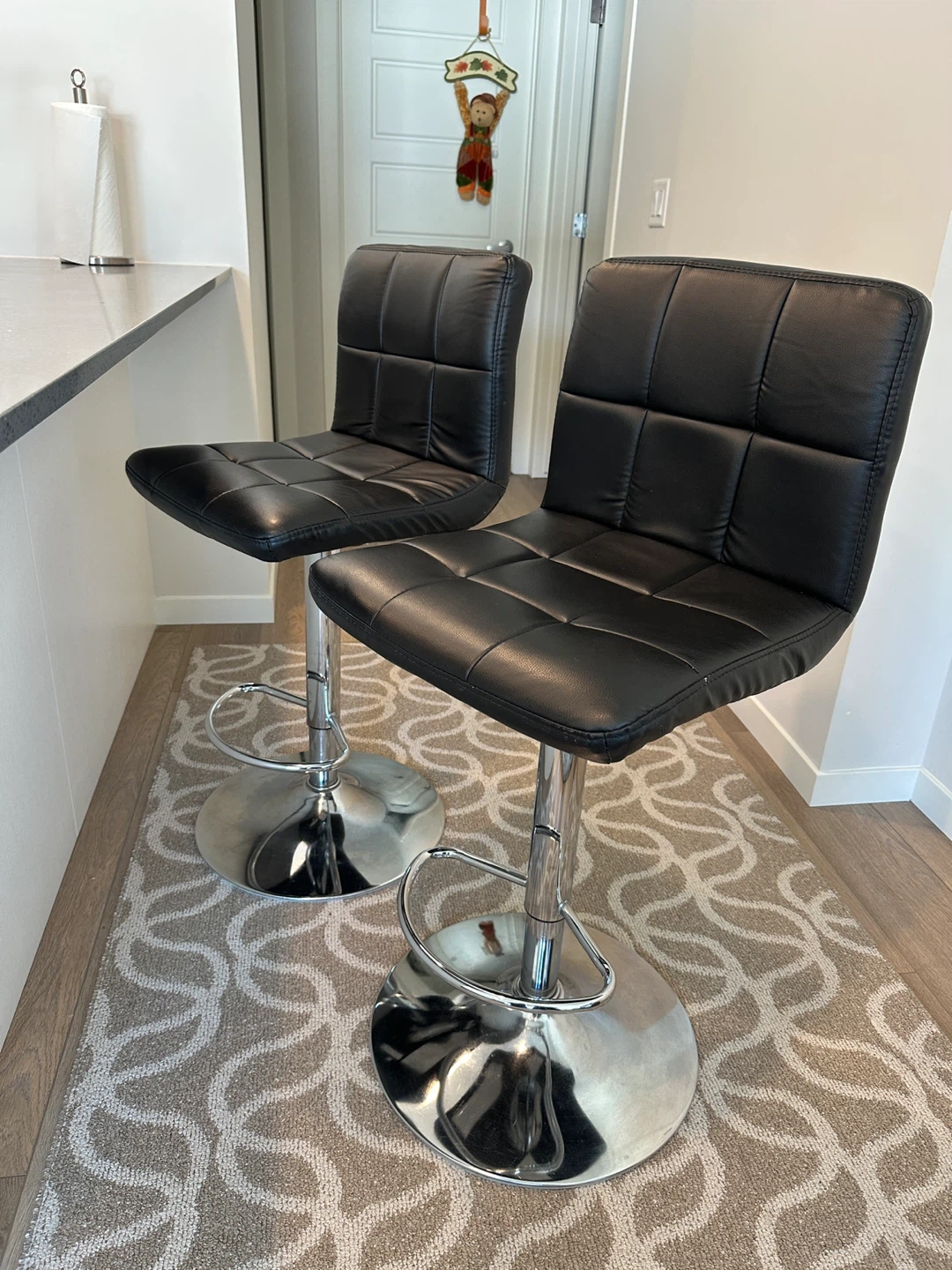 2 Bar Stools – Like New
