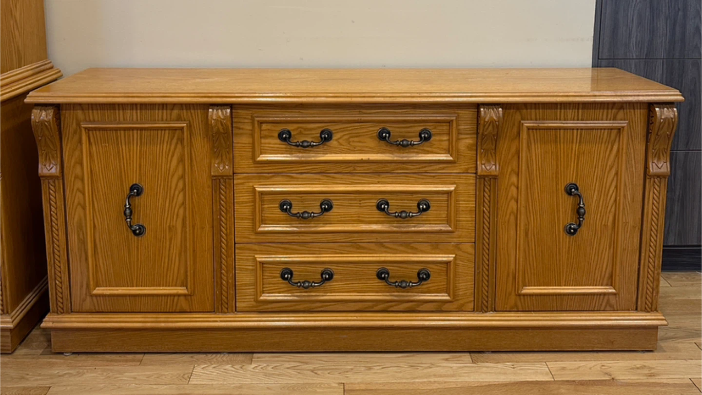 Beautiful Vintage Oak Wood Dresser (CAN DELIVER)