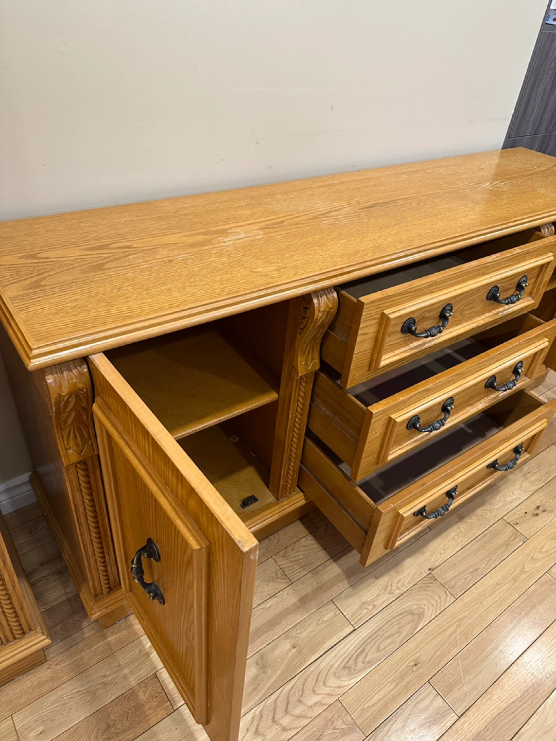Beautiful Vintage Oak Wood Dresser (CAN DELIVER) - photo 4
