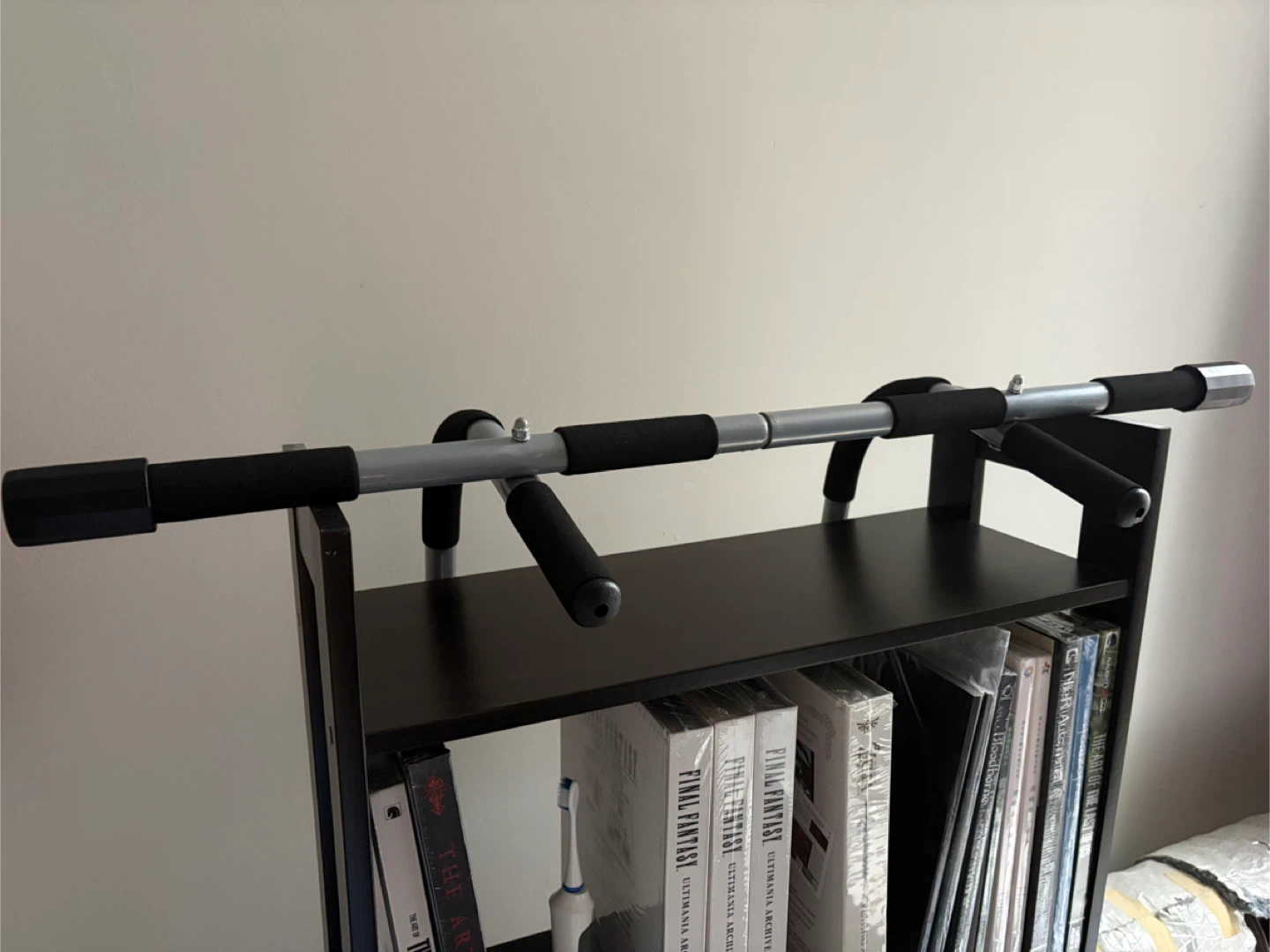 Pull up door bar