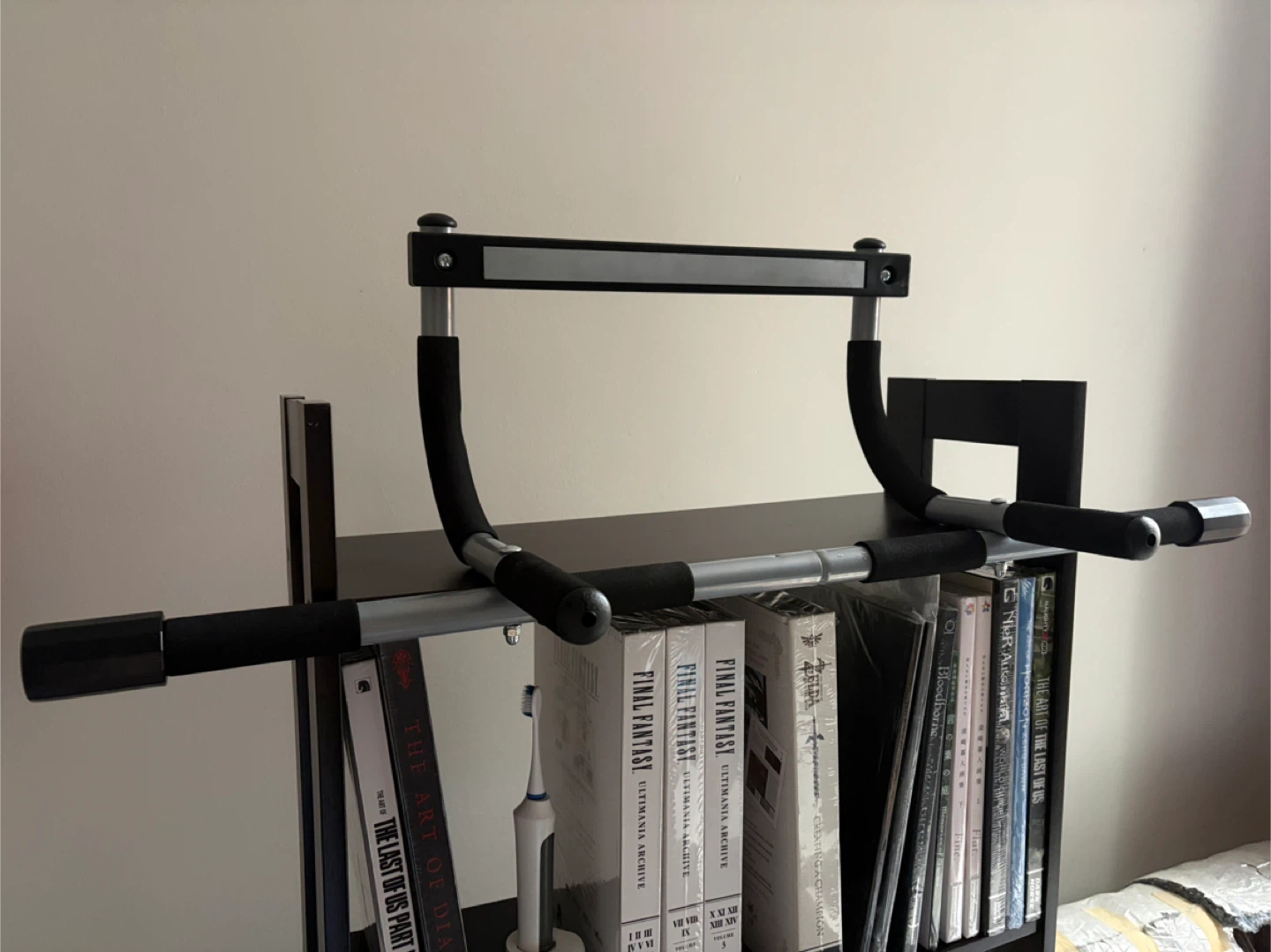 Pull up door bar - photo 3