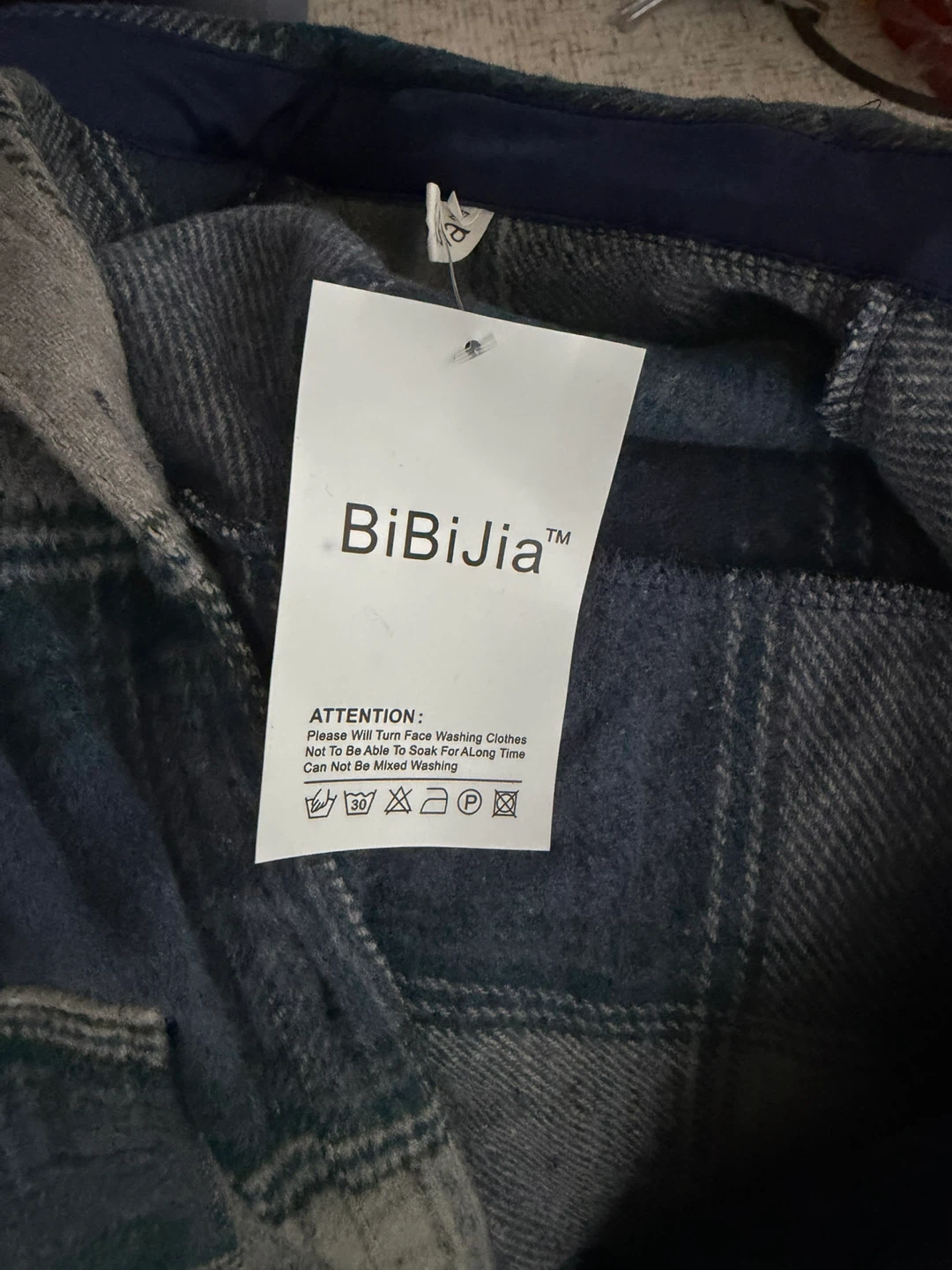 Plaid Shirt (tag on) - thick flannel material - Size L - photo 5