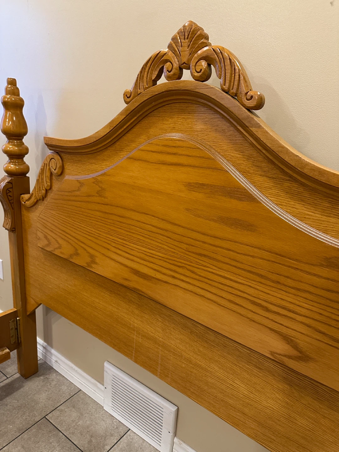 Elegant Vinatge Queen Bed Frame (CAN DELIVER) - photo 4