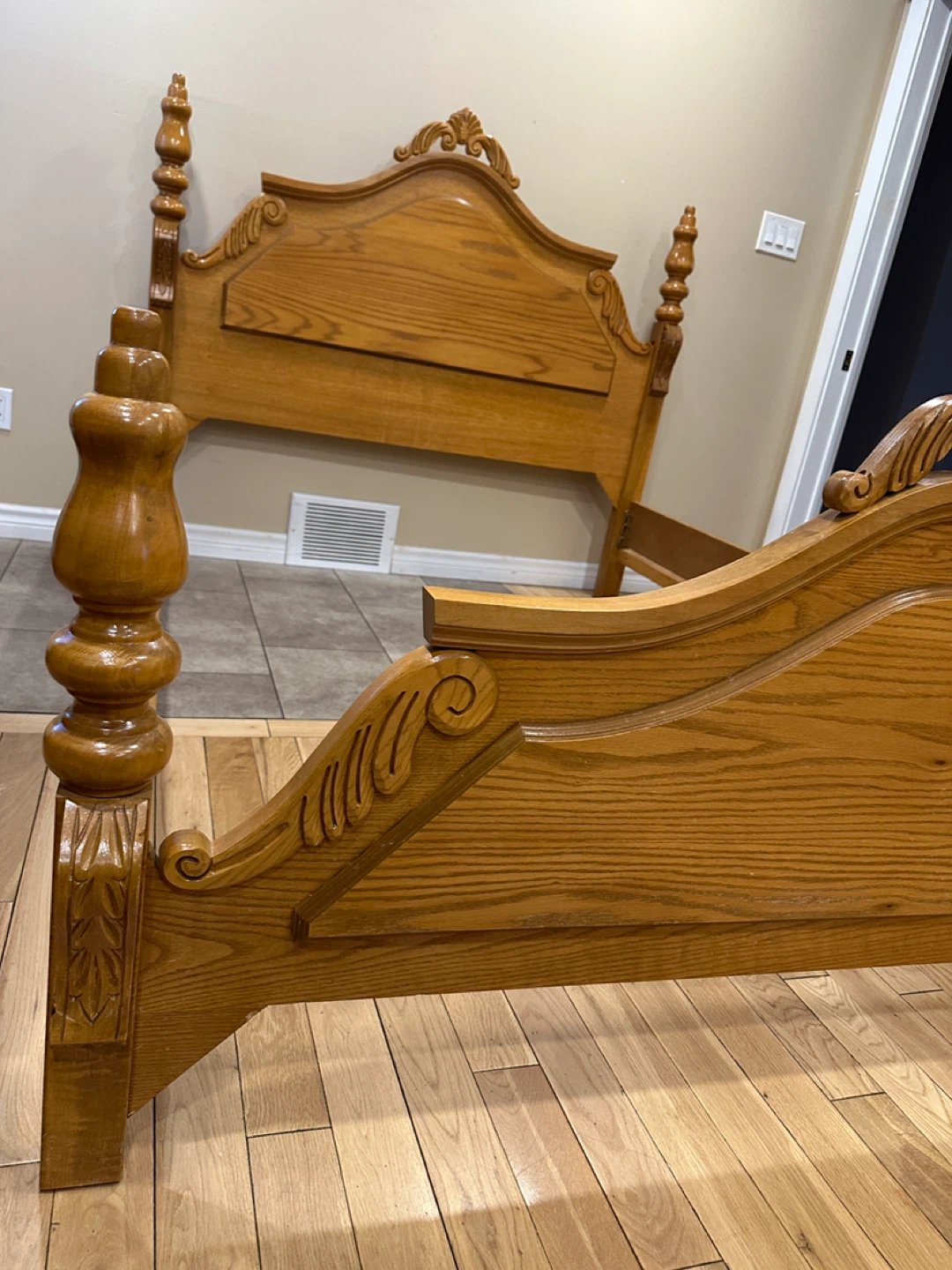 Elegant Vinatge Queen Bed Frame (CAN DELIVER) - photo 3