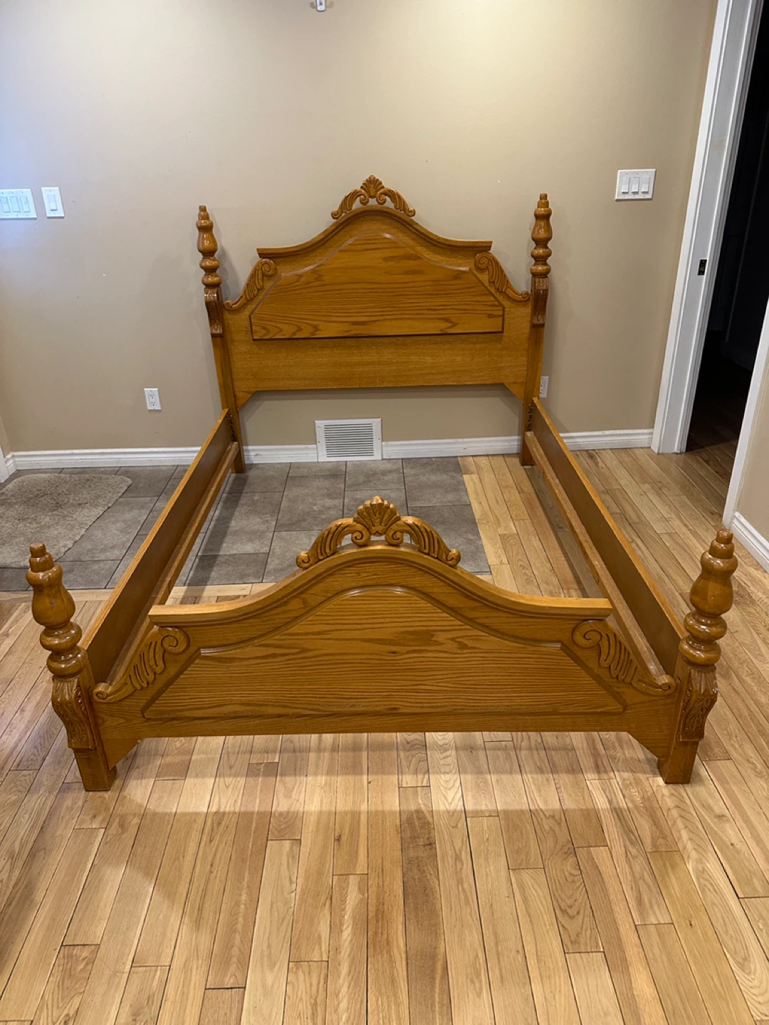 Elegant Vinatge Queen Bed Frame (CAN DELIVER) - photo 2