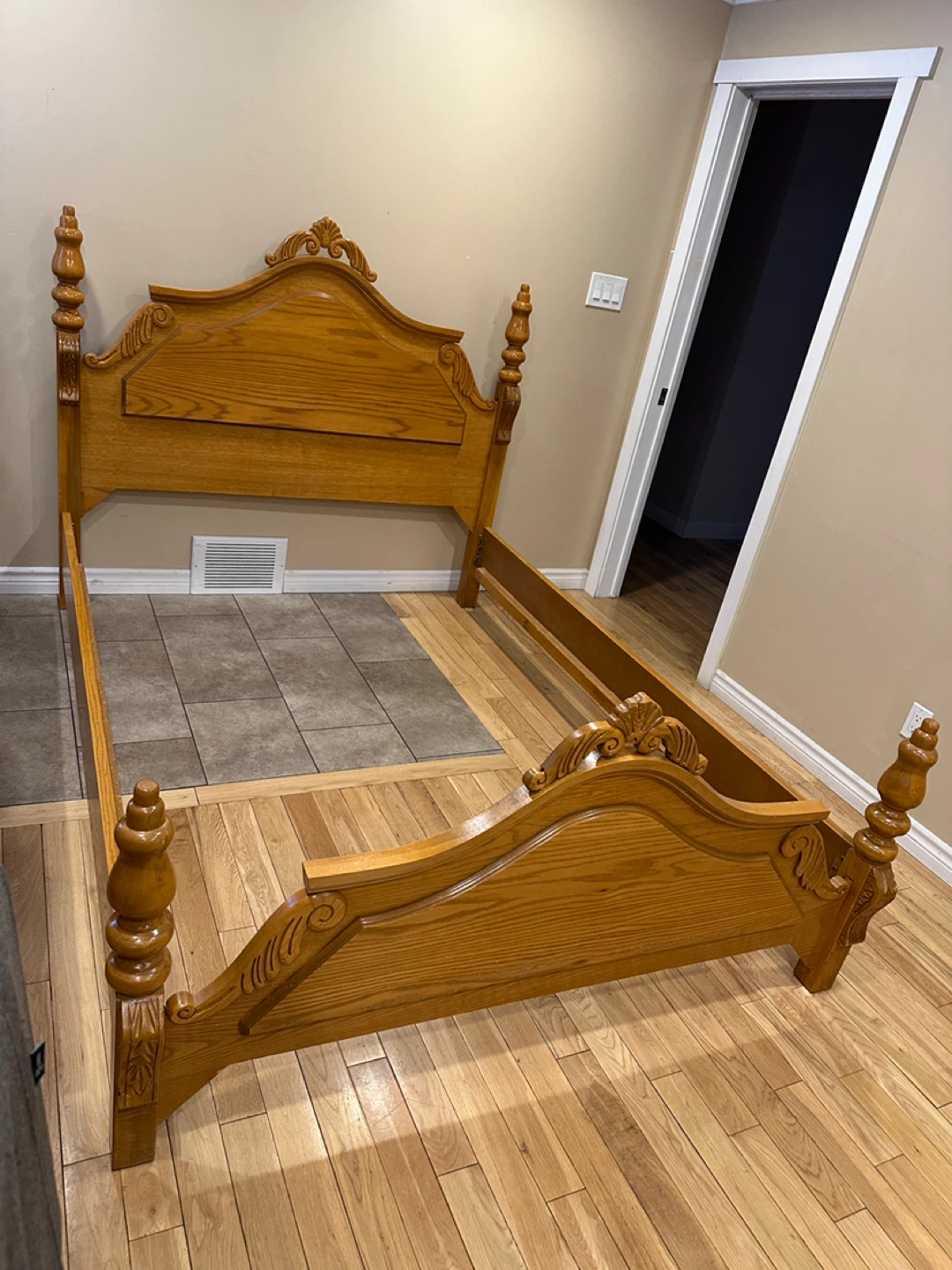 Elegant Vinatge Queen Bed Frame (CAN DELIVER)