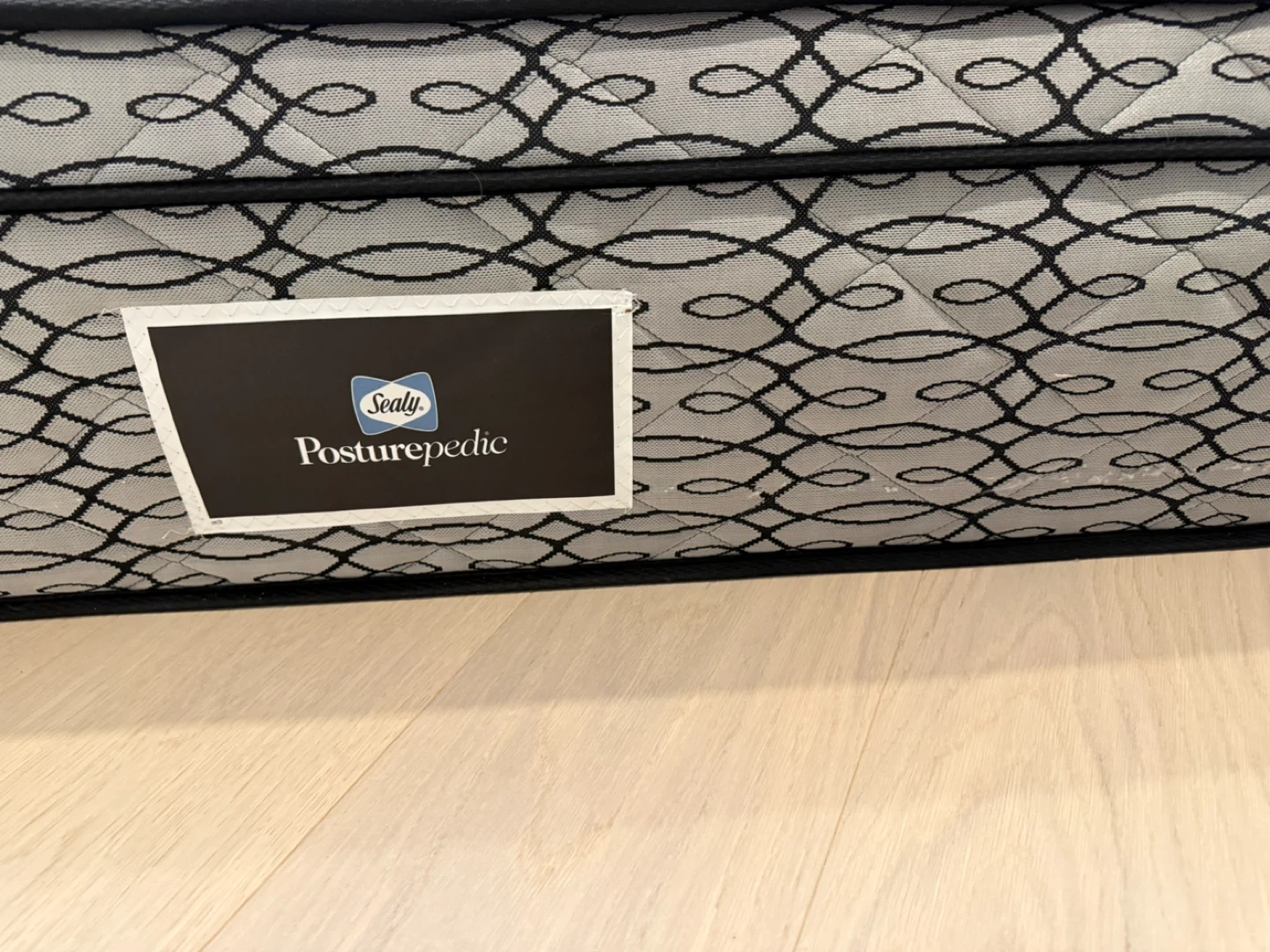 Sealy Queen Posturepedic Mattress - photo 4