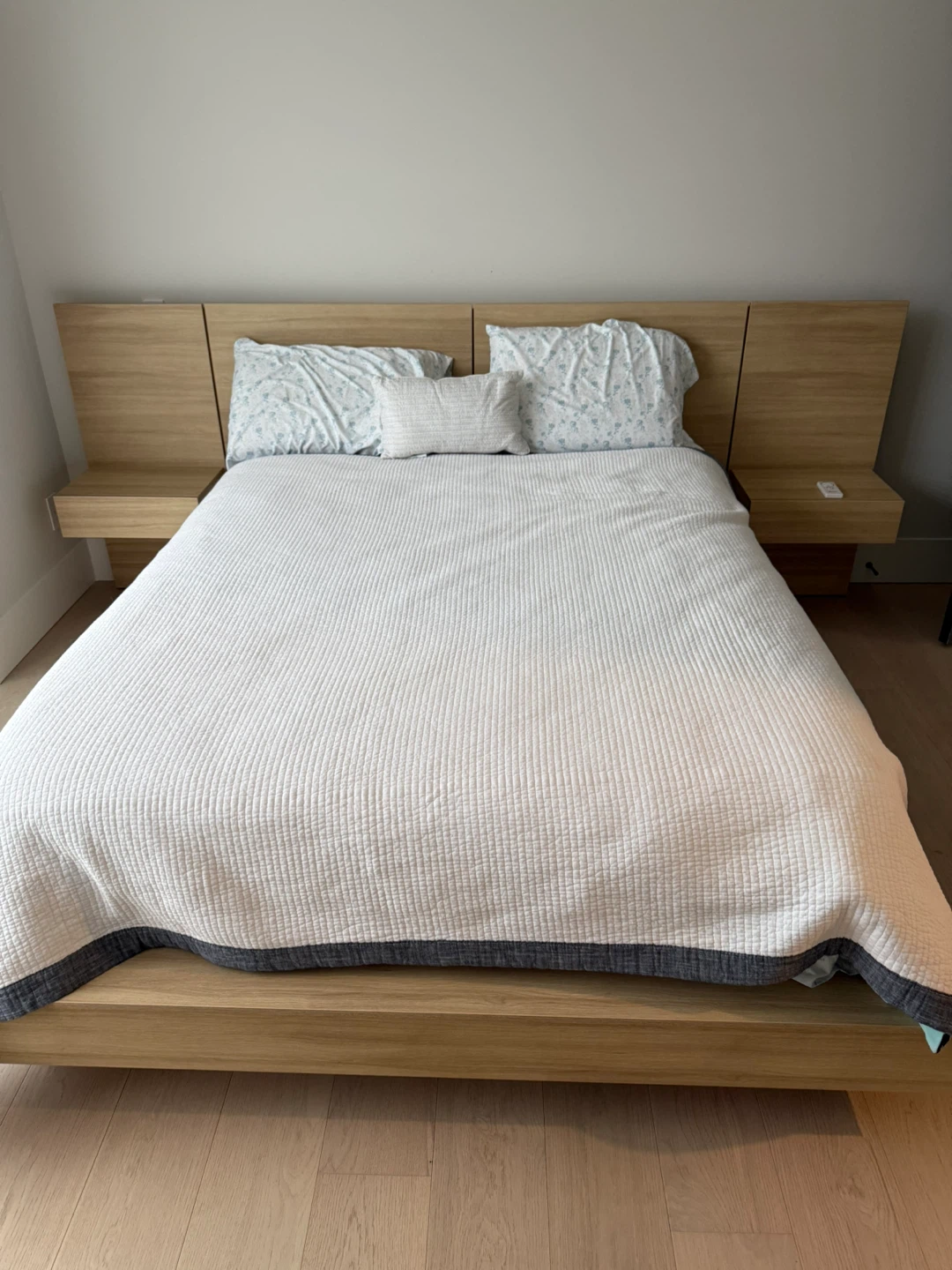 Sealy Posturepedic Mattress with bed 4 pillows and sheets - photo 4