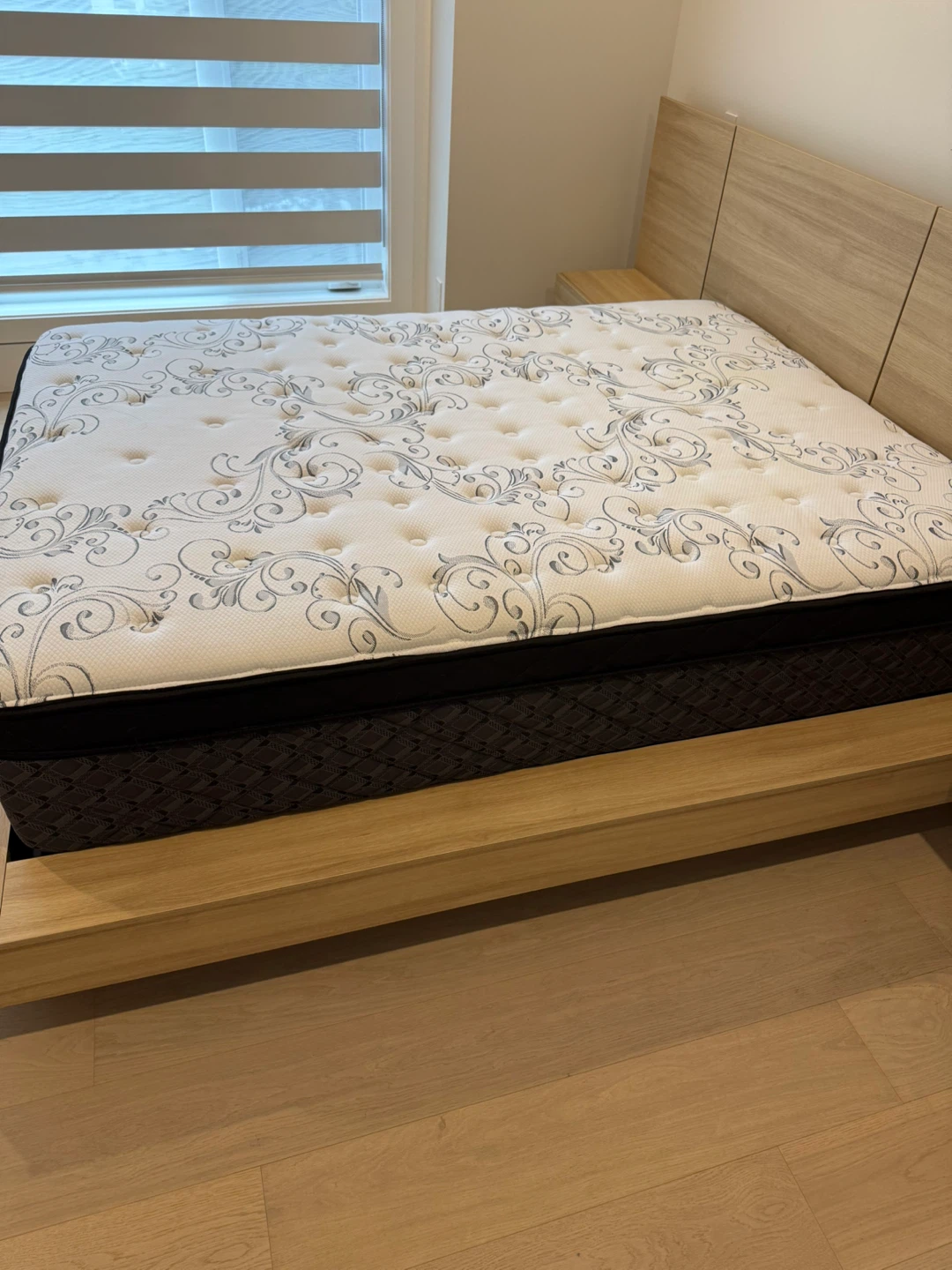 Sealy Posturepedic Mattress with bed 4 pillows and sheets - photo 3