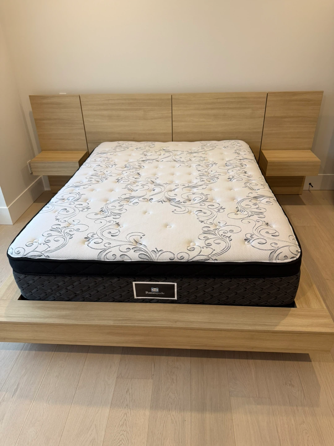 Sealy Posturepedic Mattress with bed 4 pillows and sheets - photo 2