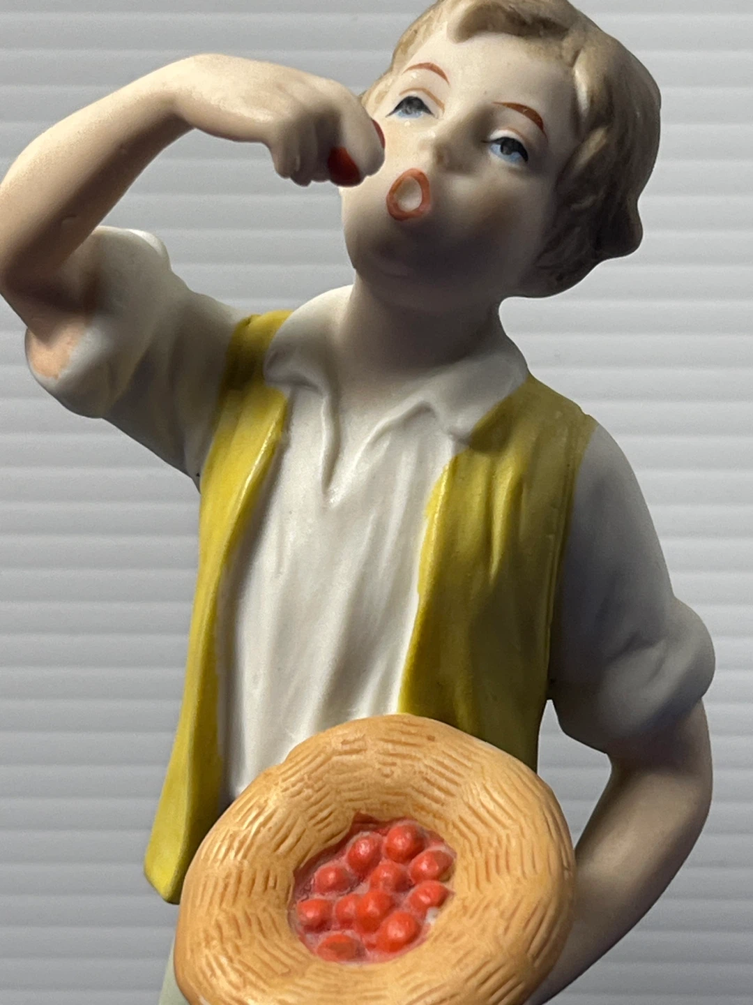 2 Vintage Figurines - Boy with Berries & Girl with Fruit Basket - photo 4