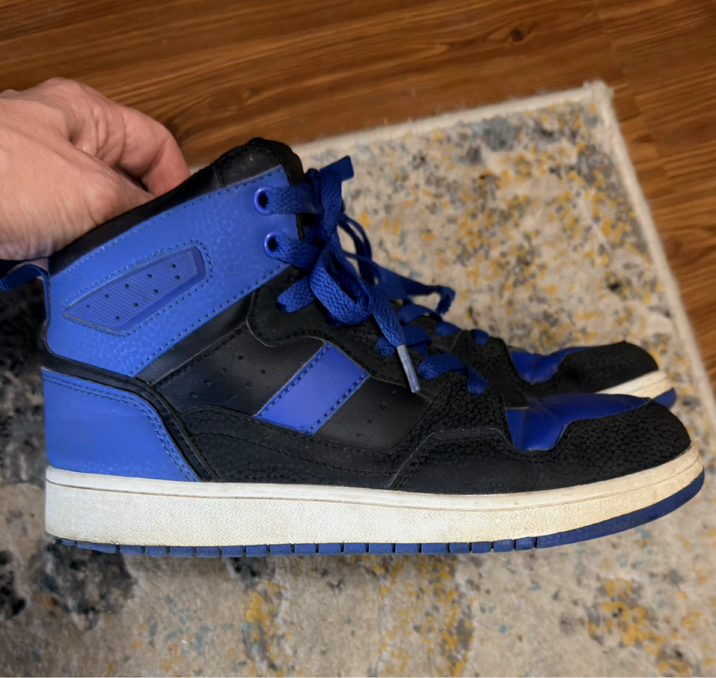 Boys High Top Sneakers. SIZE 4 - photo 2