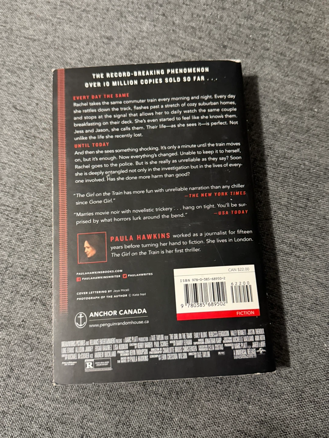 The Girl on the Train by Paula Hawkins - Paperback Novel - photo 2
