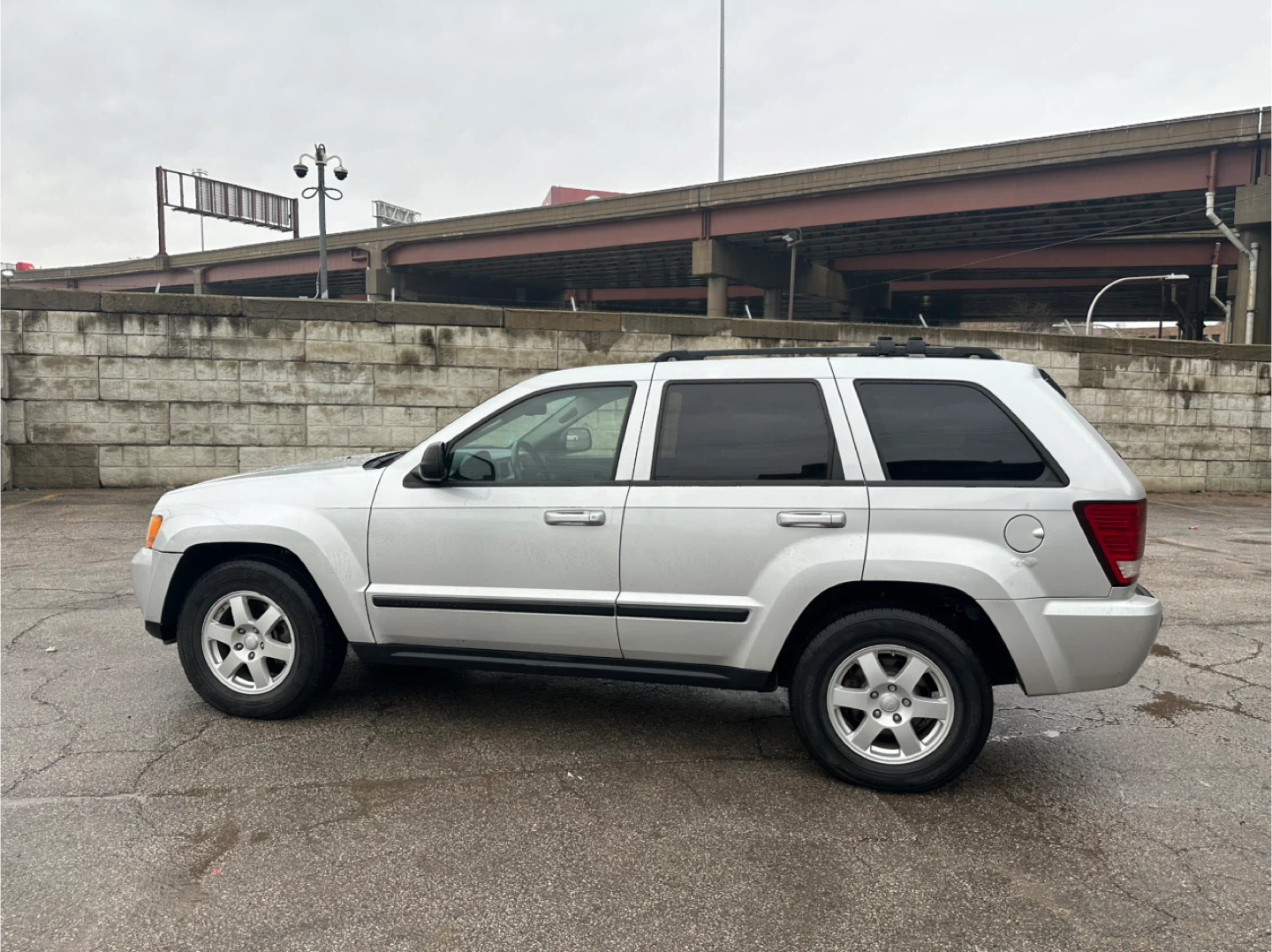 2009 Silver Jeep Grand Cherokee SUV 106k