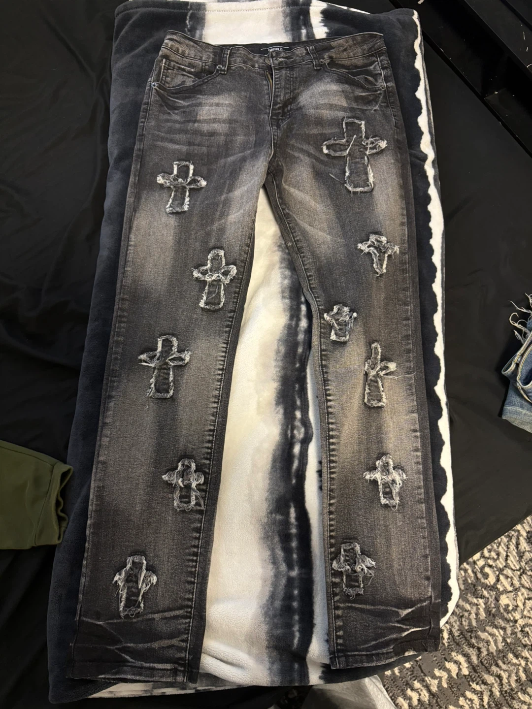 Forever 21 Men's Black Distressed Cross Patch Jeans Size 32