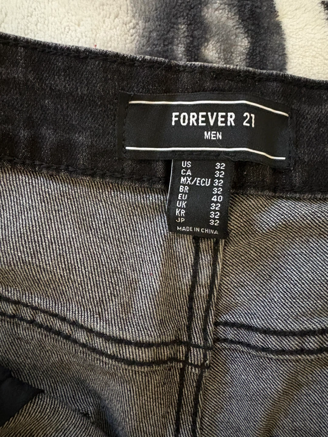 Forever 21 Men's Black Distressed Cross Patch Jeans Size 32 - photo 4