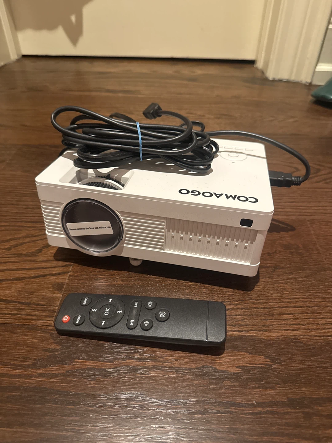 Comago Projector with Remote