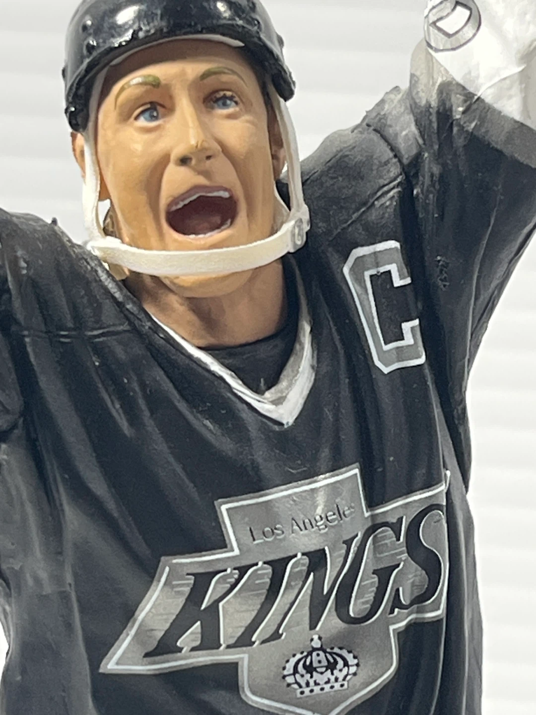 12 inch Wayne Gretzky Los Angeles Kings Figure - photo 4