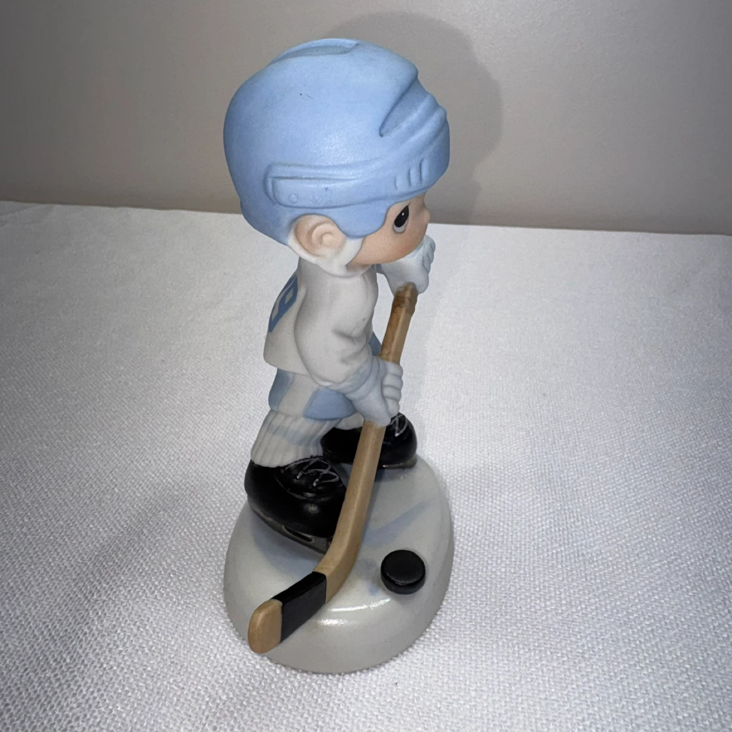 Precious Moments Canadian Exclusive Hockey Figurine Vintage 1998 - photo 3
