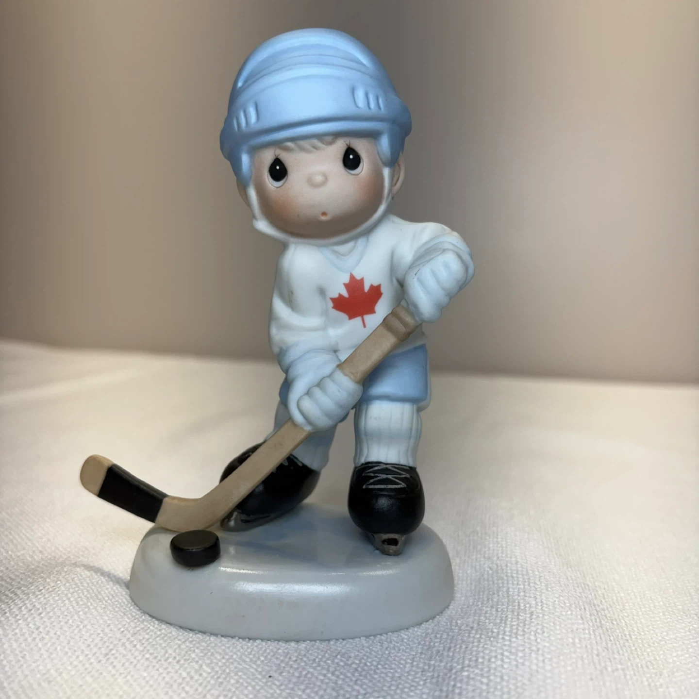 Precious Moments Canadian Exclusive Hockey Figurine Vintage 1998