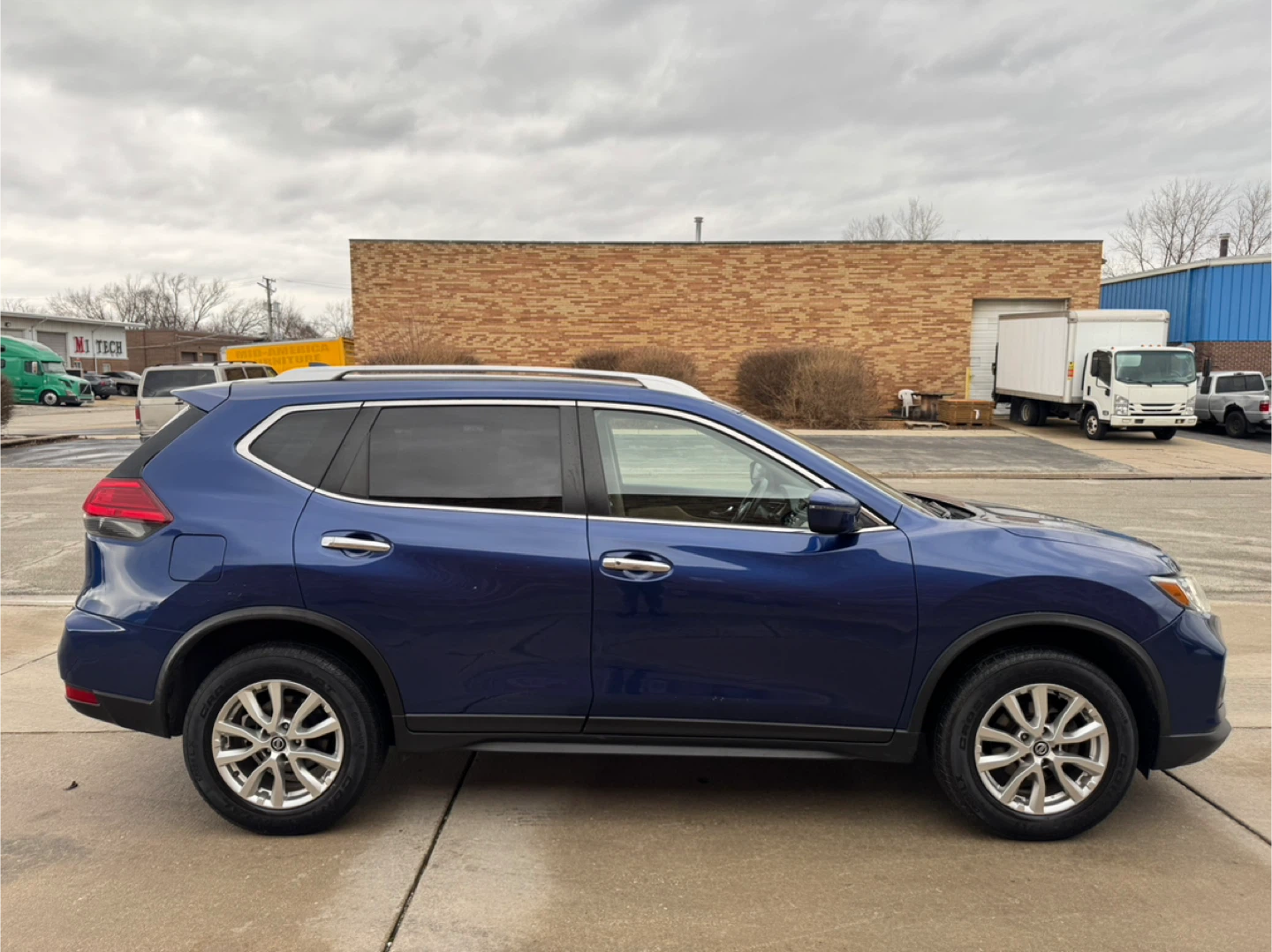 2017 Nissan Rogue SV - photo 2
