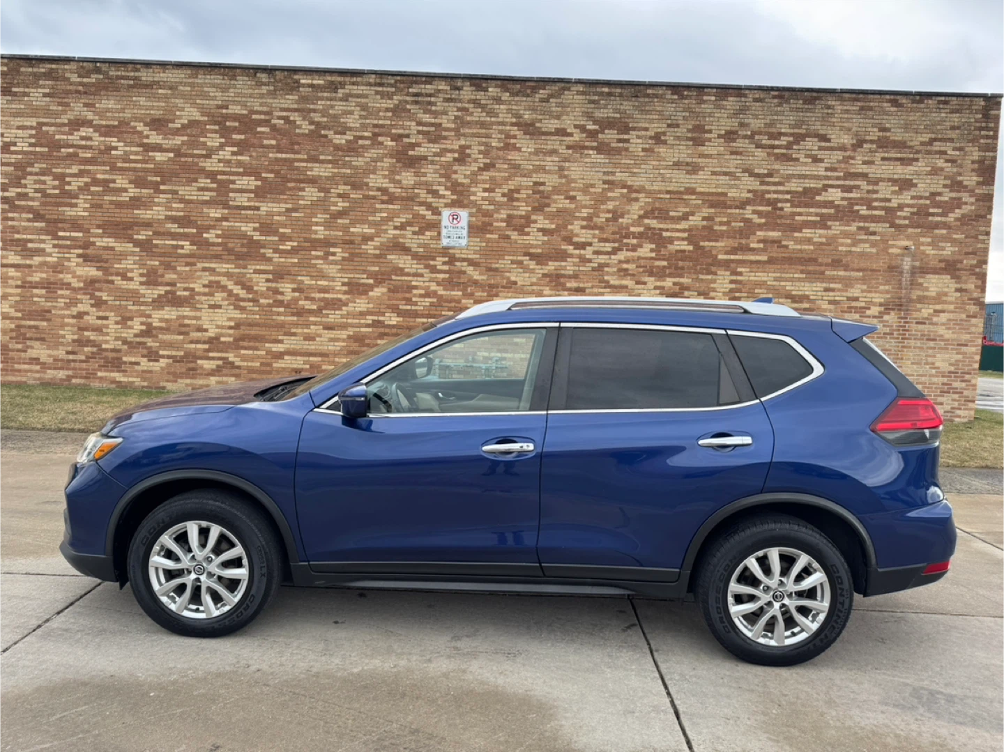 2017 Nissan Rogue SV - photo 4