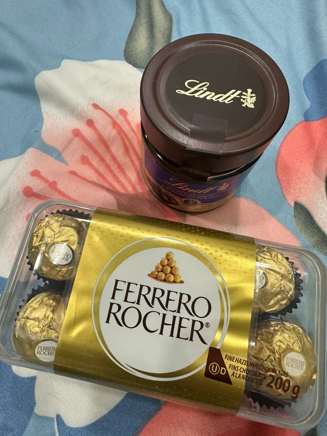Ferrero Rocher Chocolates 200g & Lindt Chocolate Spread