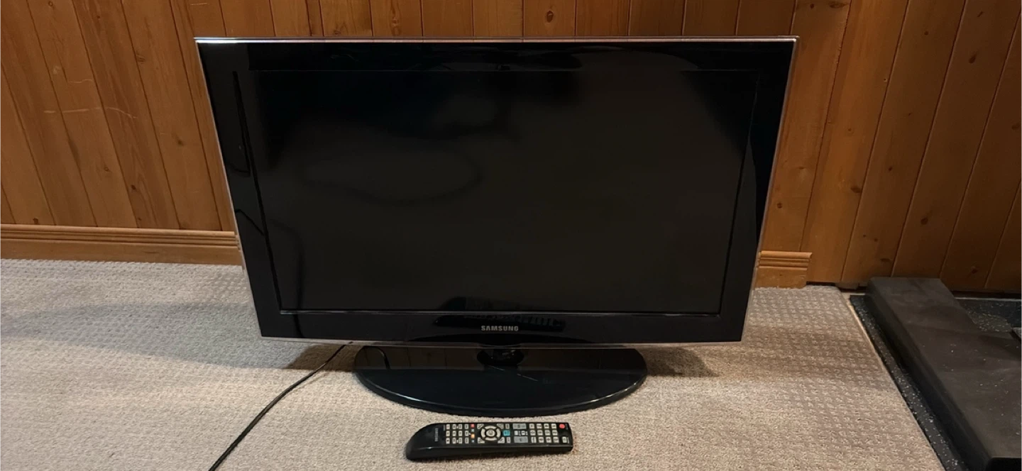 32” Samsung Flat Screen TV with Remote (Not Smart TV)