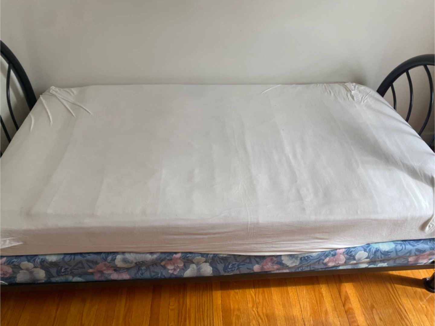 Twin Mattress with box spring - photo 3