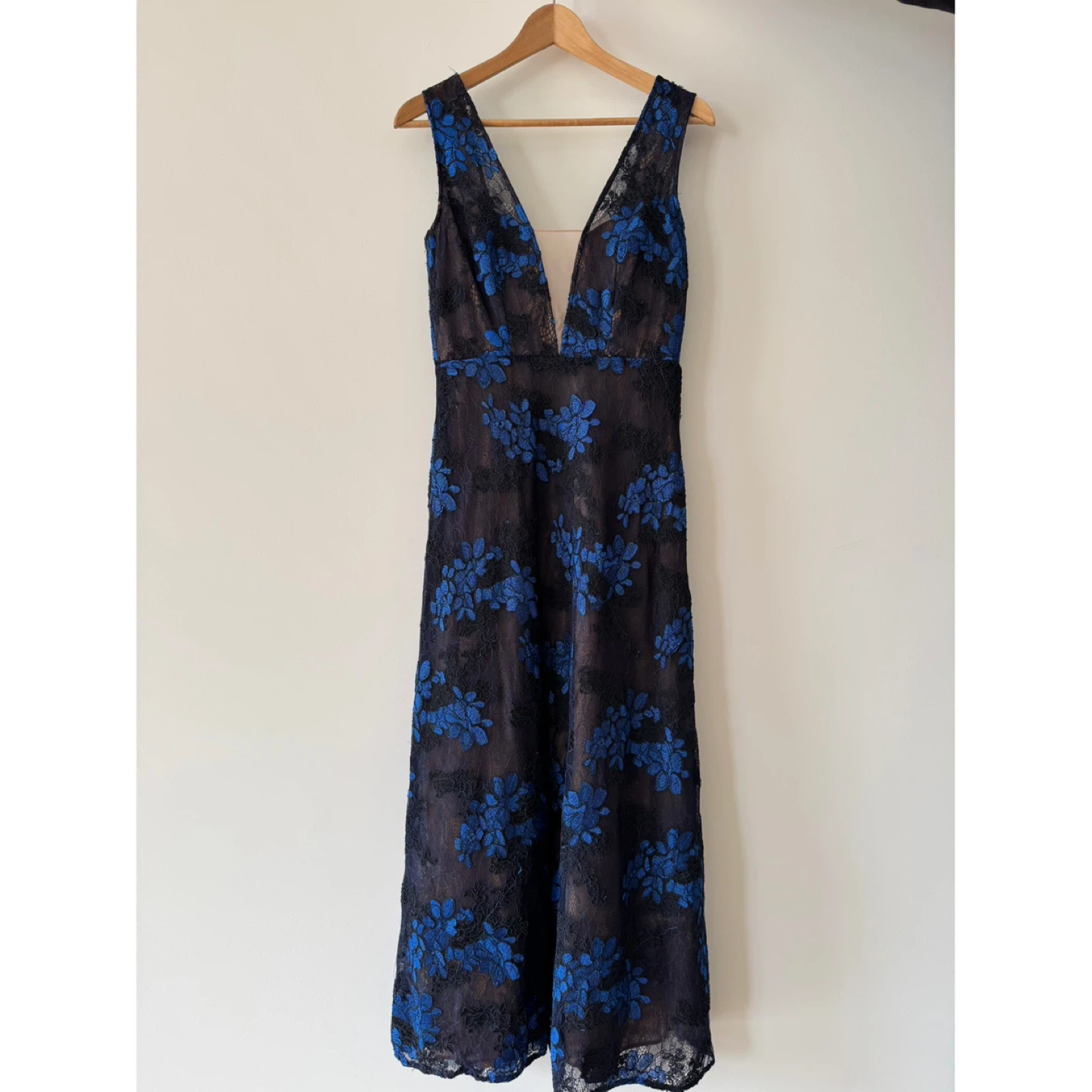 BCBGMAXAZRIA Blue Floral Lace V-Neck Dress