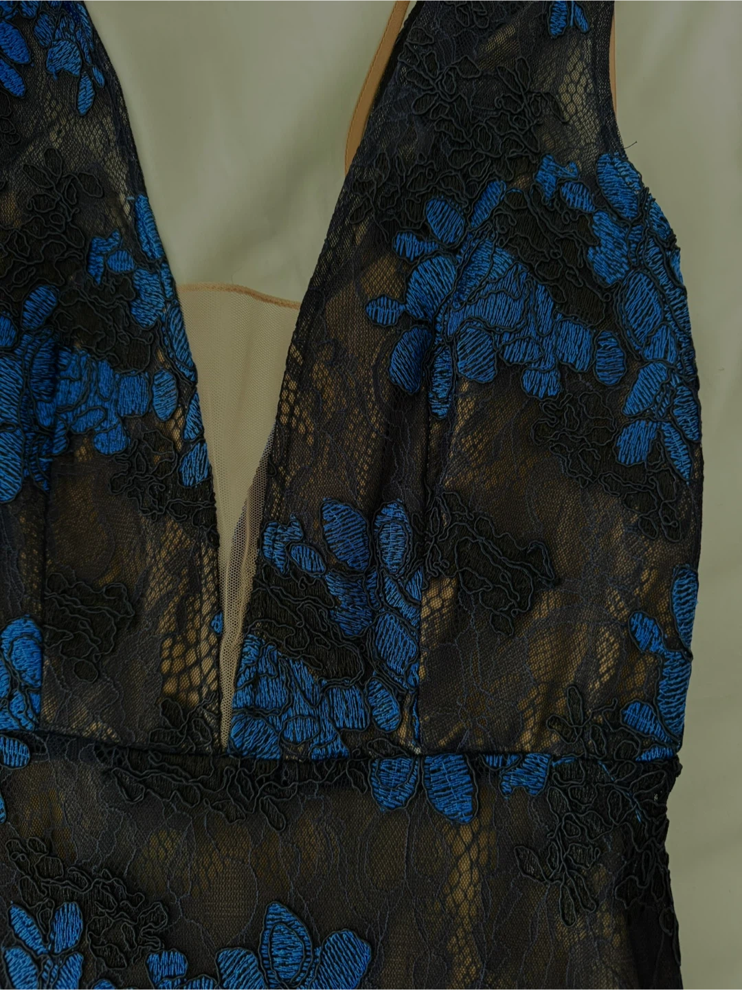 BCBGMAXAZRIA Blue Floral Lace V-Neck Dress - photo 3