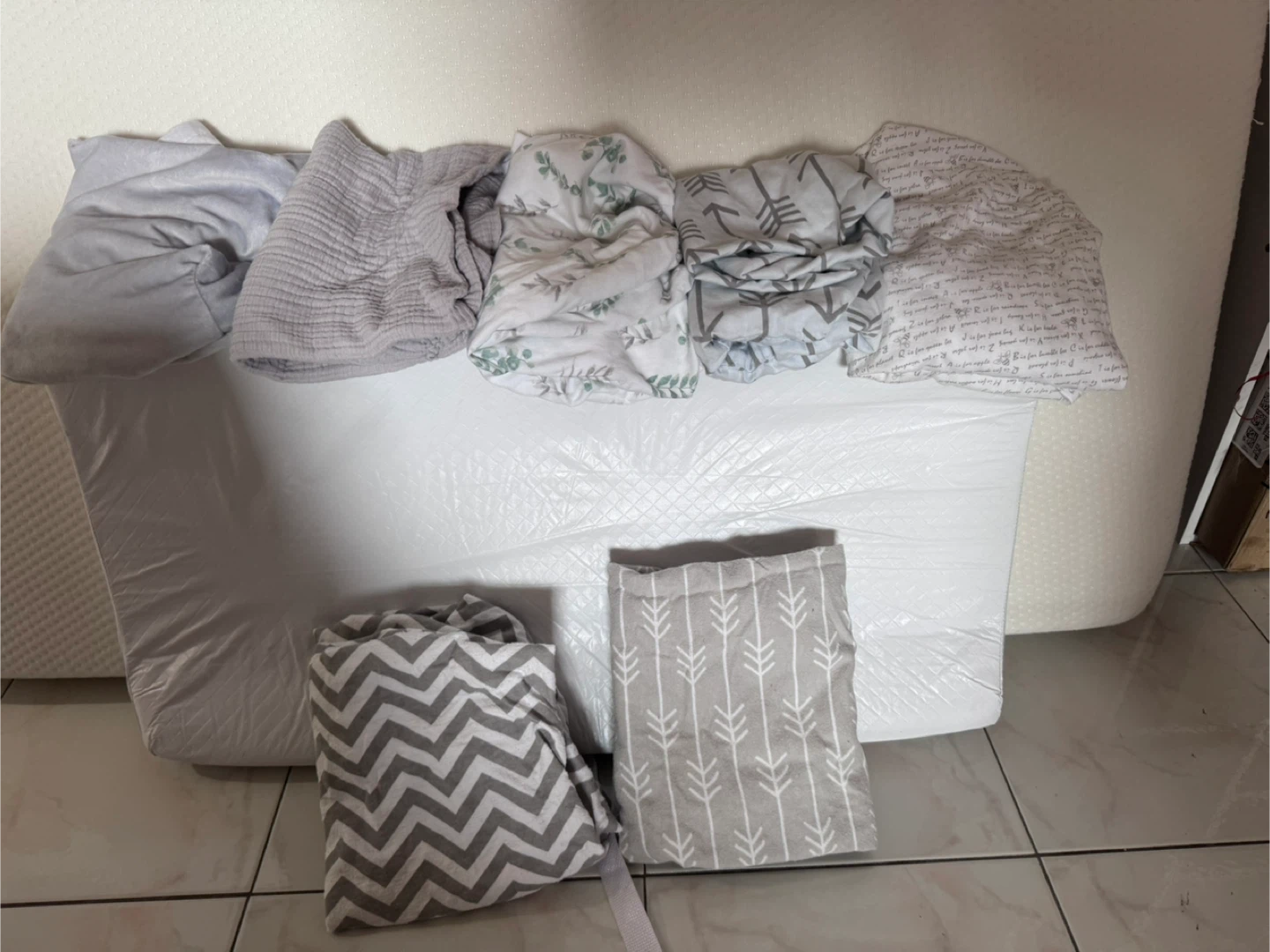 4-in-1 Convertible Crib with Mattress and Accessories - photo 3