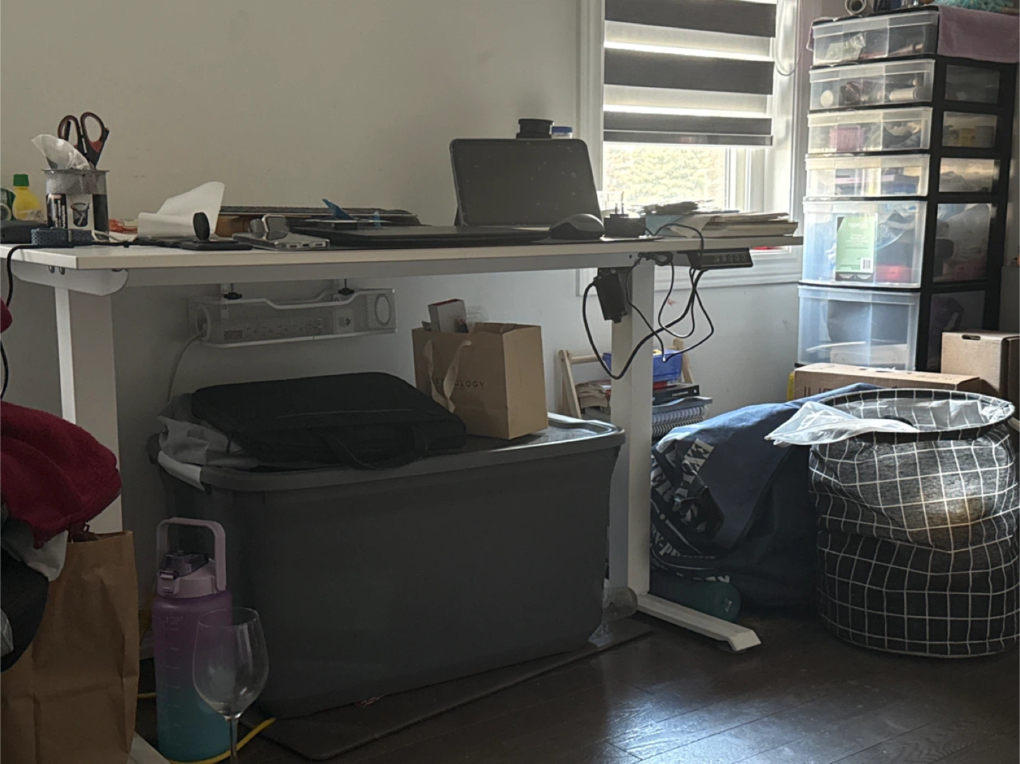 White Standing Desk with Electric Height Adjustment - photo 2
