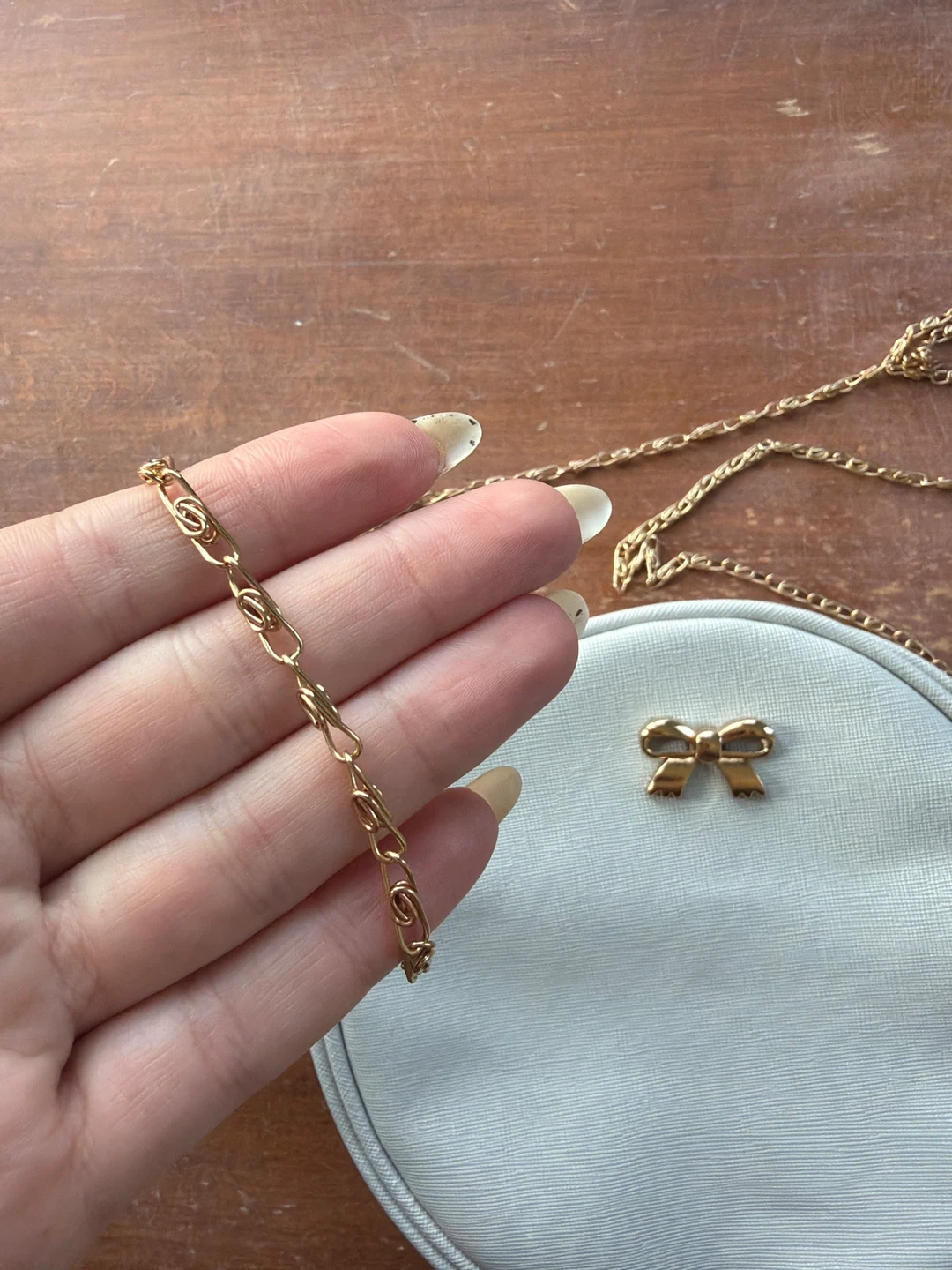 Small round bag with bow detail and gold chain - photo 3