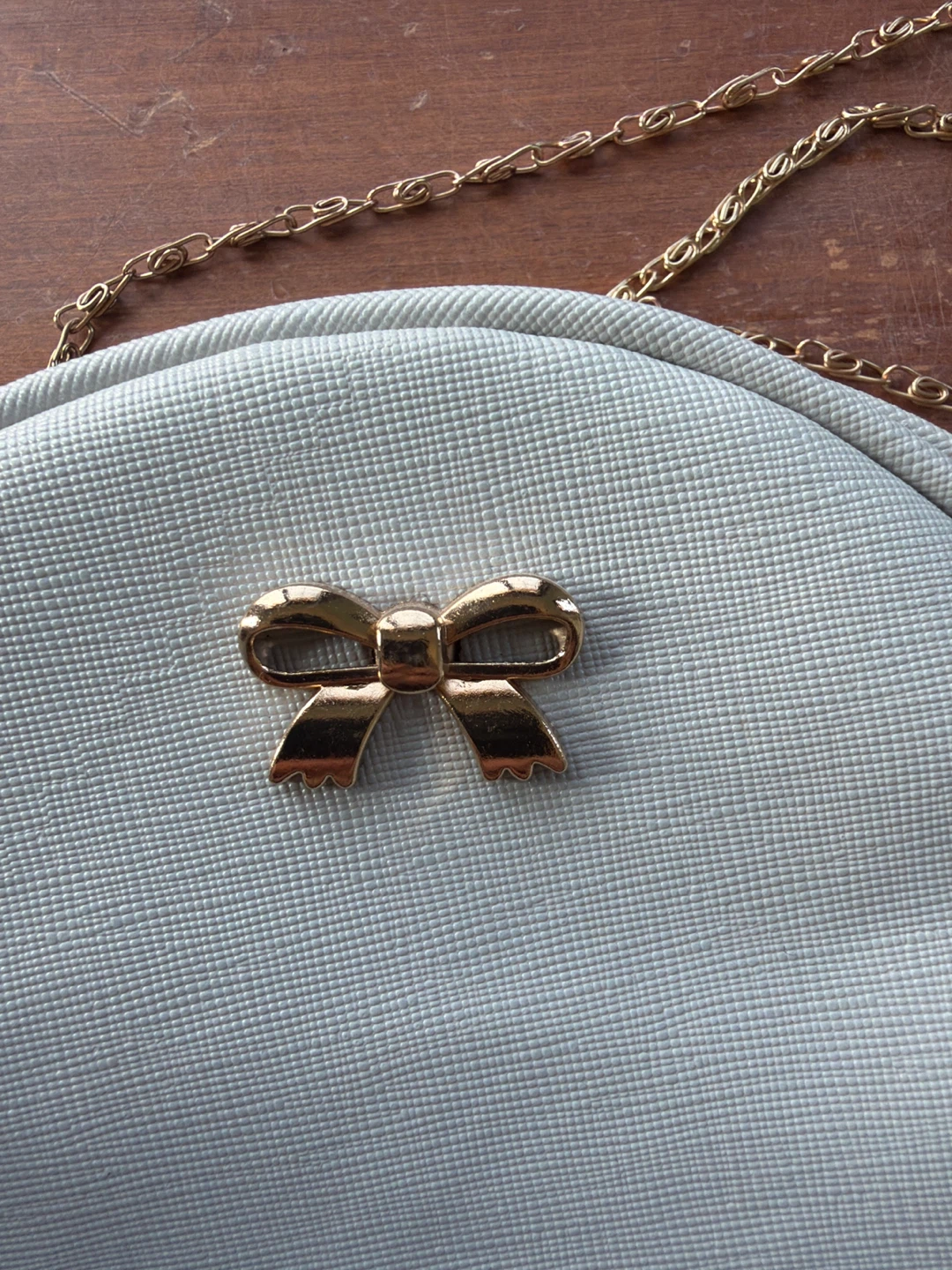 Small round bag with bow detail and gold chain - photo 4