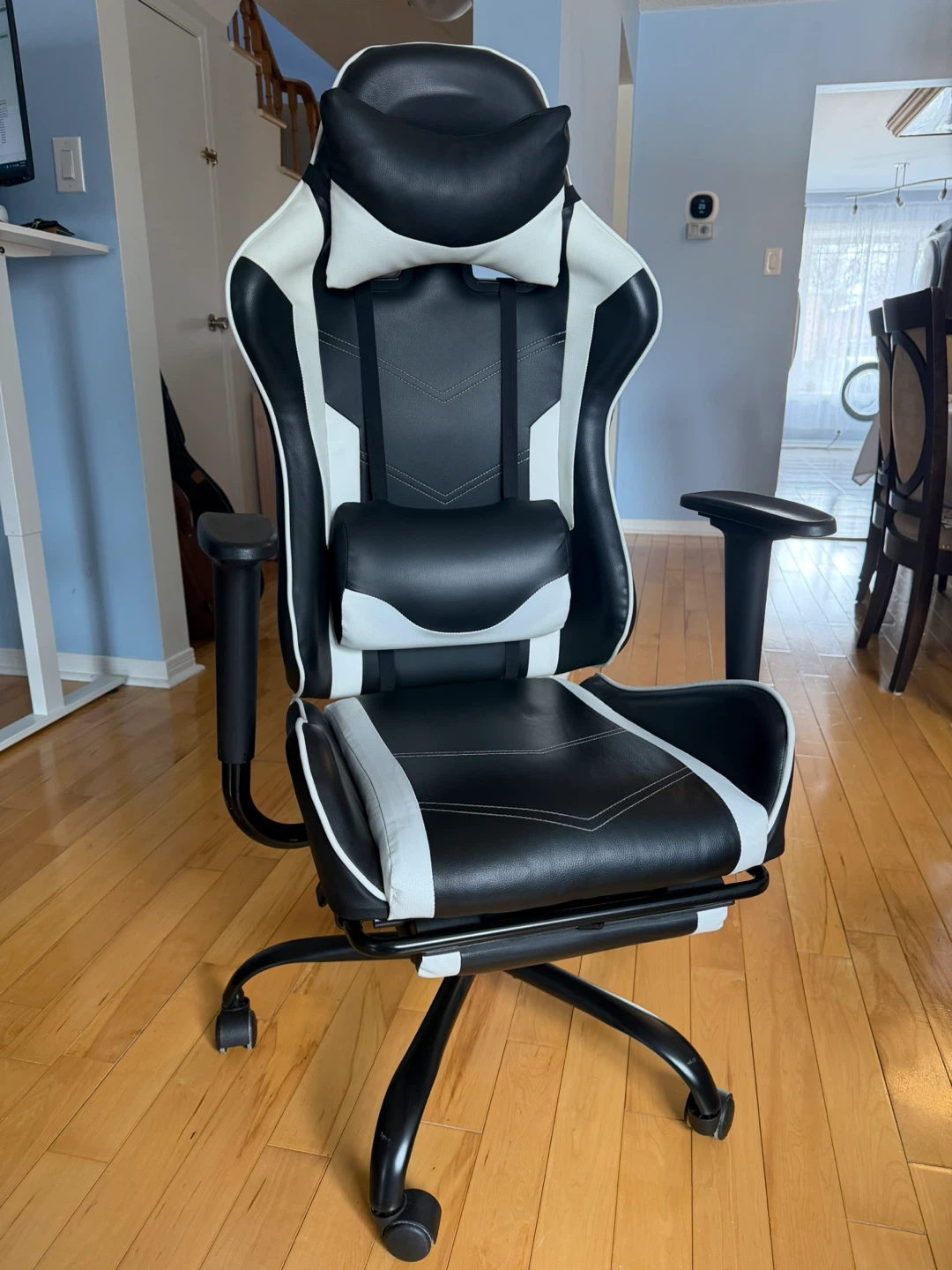 Gaming Chair with Footrest – Excellent Condition - photo 2